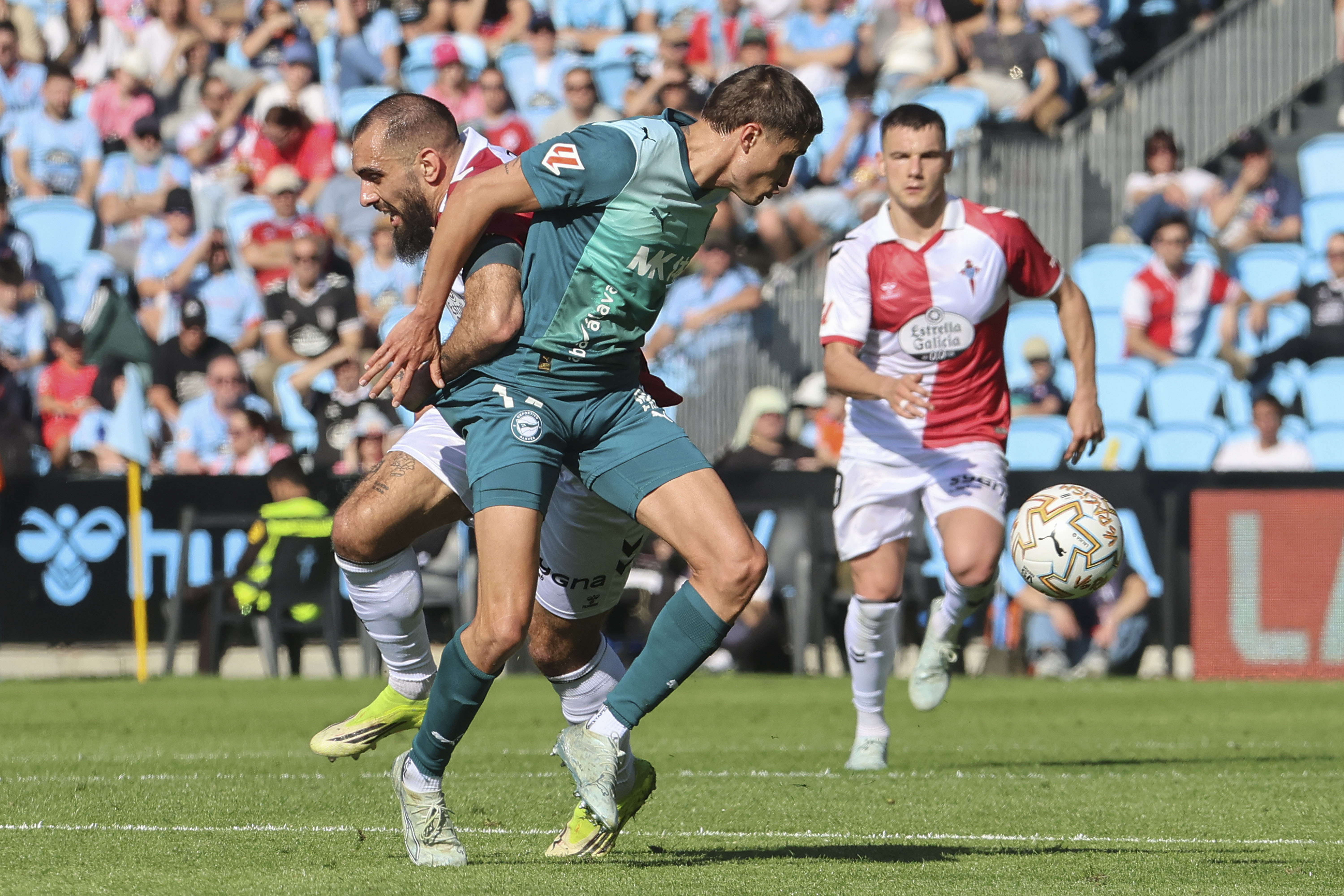 VIGO, 22/03/2026.- El delantero del Celta de Vigo Borja Iglesias y el jugador del Alavés Antonio Martínez, durante el partido de la jornada 29 de LaLiga EA Sports que disputan en el Estadio Abanca Balaídos de Vigo, Galicia, este domingo. EFE/ Salvador Sas