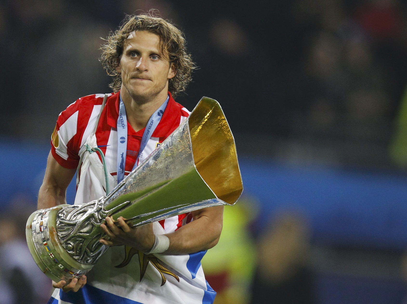 Diego Forlán con el trofeo de la Europa League.