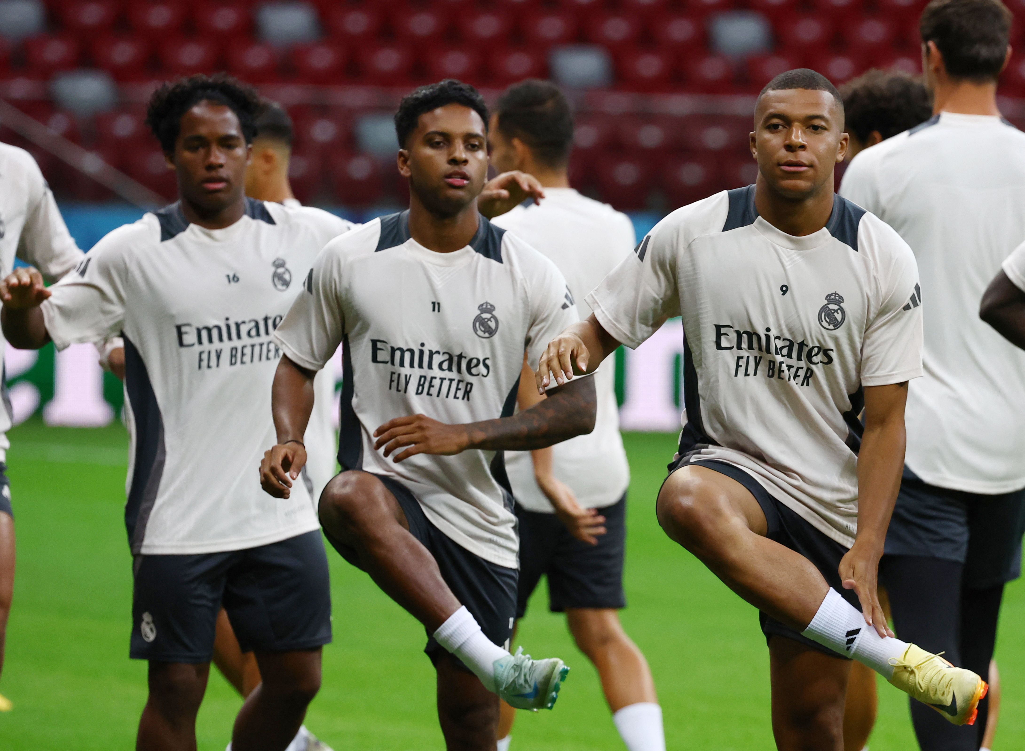 Soccer Football - UEFA Super Cup - Real Madrid Training - National Stadium, Warsaw, Poland - August 13, 2024 Real Madrid's Kylian Mbappe with Rodrygo and Endrick during training REUTERS/Kacper Pempel