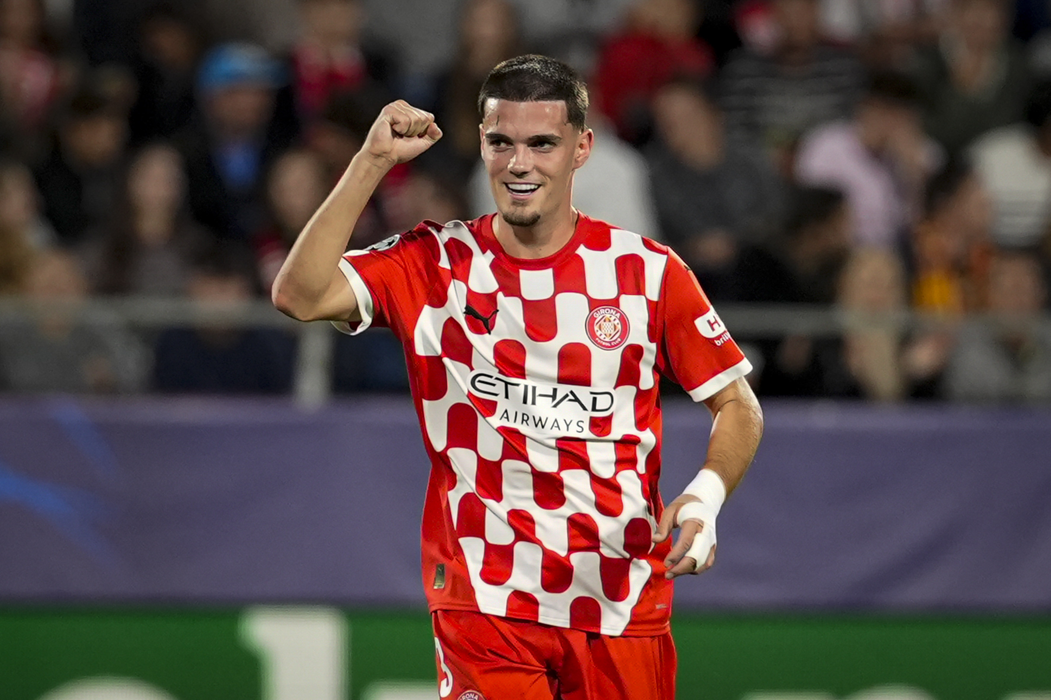 GIRONA, 22/10/2024.- El defensa del Girona, Miguel Gutiérrez, celebra tras anotar el 1-0 ante el Sl. Bratislava, durante el encuentro correspondiente a la fase regular de la Liga de Campeones que disputan hoy martes Girona y Sl. Bratislava en el estadio Montilivi, en Girona. EFE/ David Borrat
