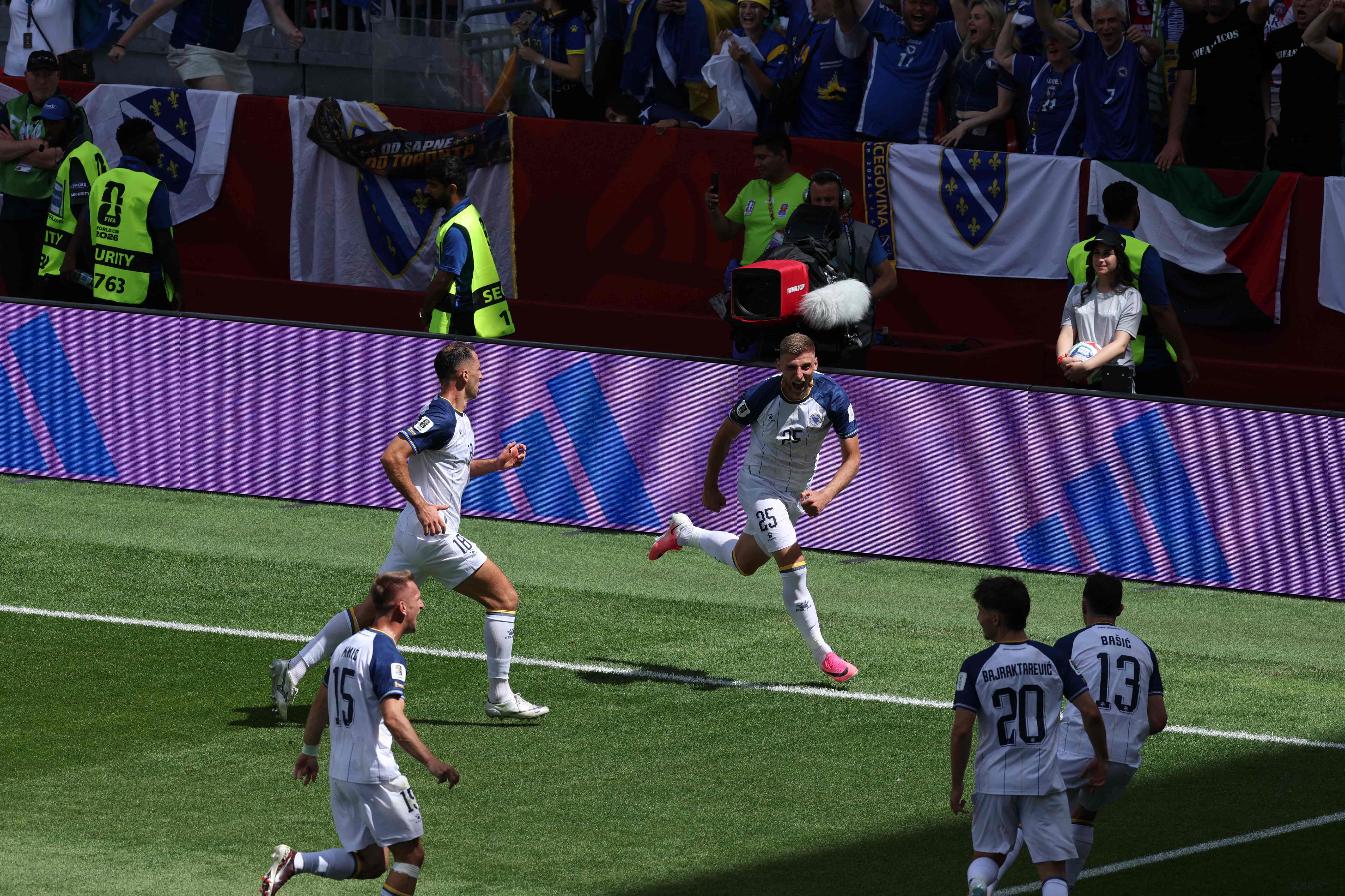 TORONTO, ONTARIO - JUNE 12: Jovo Lukic #25 of Bosnia and Herzegovina celebrates scoring his team's first goal during the FIFA World Cup 2026 Group B match between Canada and Bosnia and Herzegovina at Toronto Stadium on June 12, 2026 in Toronto, Ontario.   Michael Steele/Getty Images/AFP (Photo by MICHAEL STEELE / GETTY IMAGES NORTH AMERICA / Getty Images via AFP)