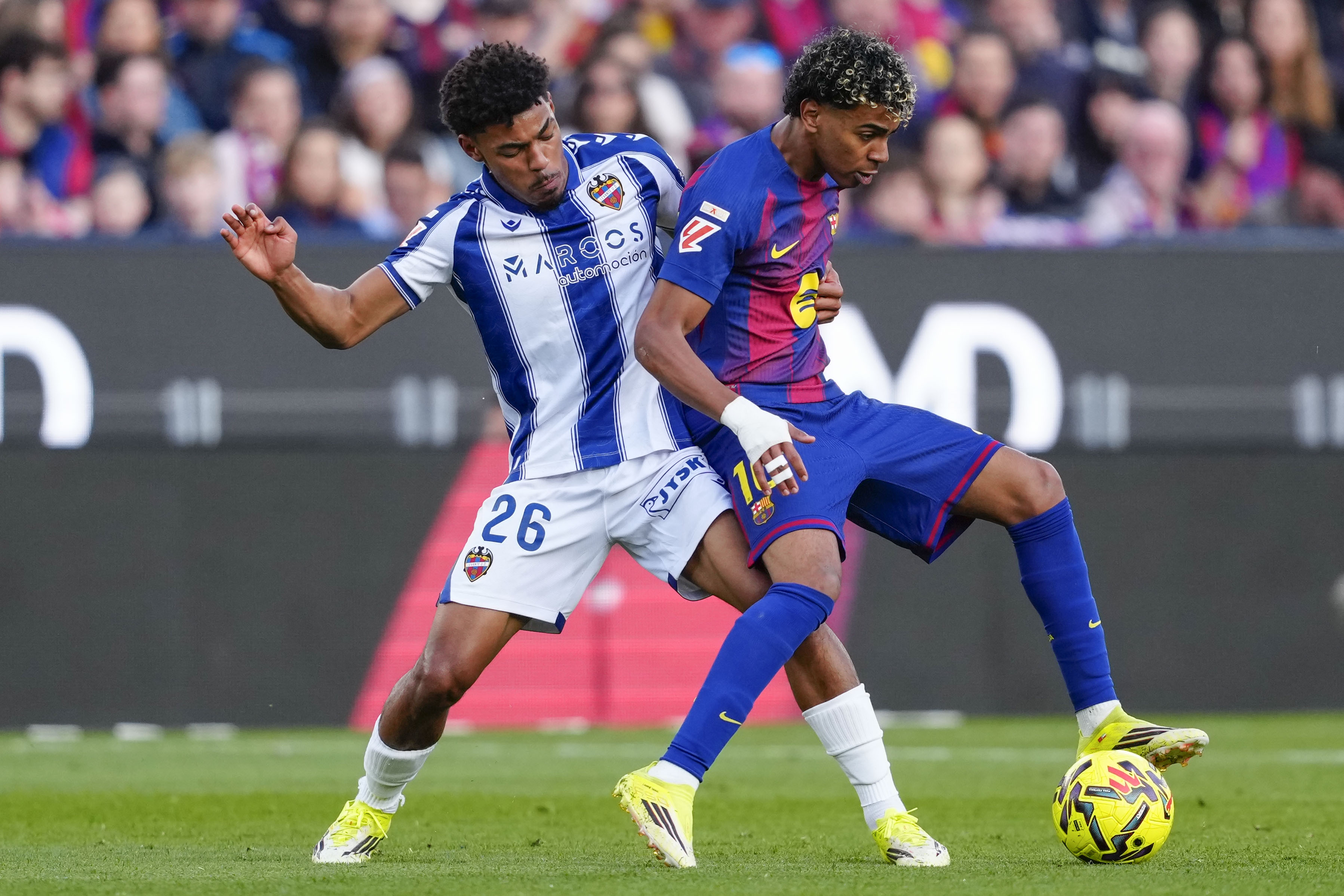 BARCELONA, 22/02/2026.- El delantero del FC Barcelona Lamine Yamal (d) disputa un balón con el delantero del Levante Kareem Tunde (i) durante el partido de la jornada 25 de LaLiga EA Sports que FC Barcelona y el Levante UD disputan este domingo en el Spotify Camp Nou de Barcelona. EFE/ Alejandro García
