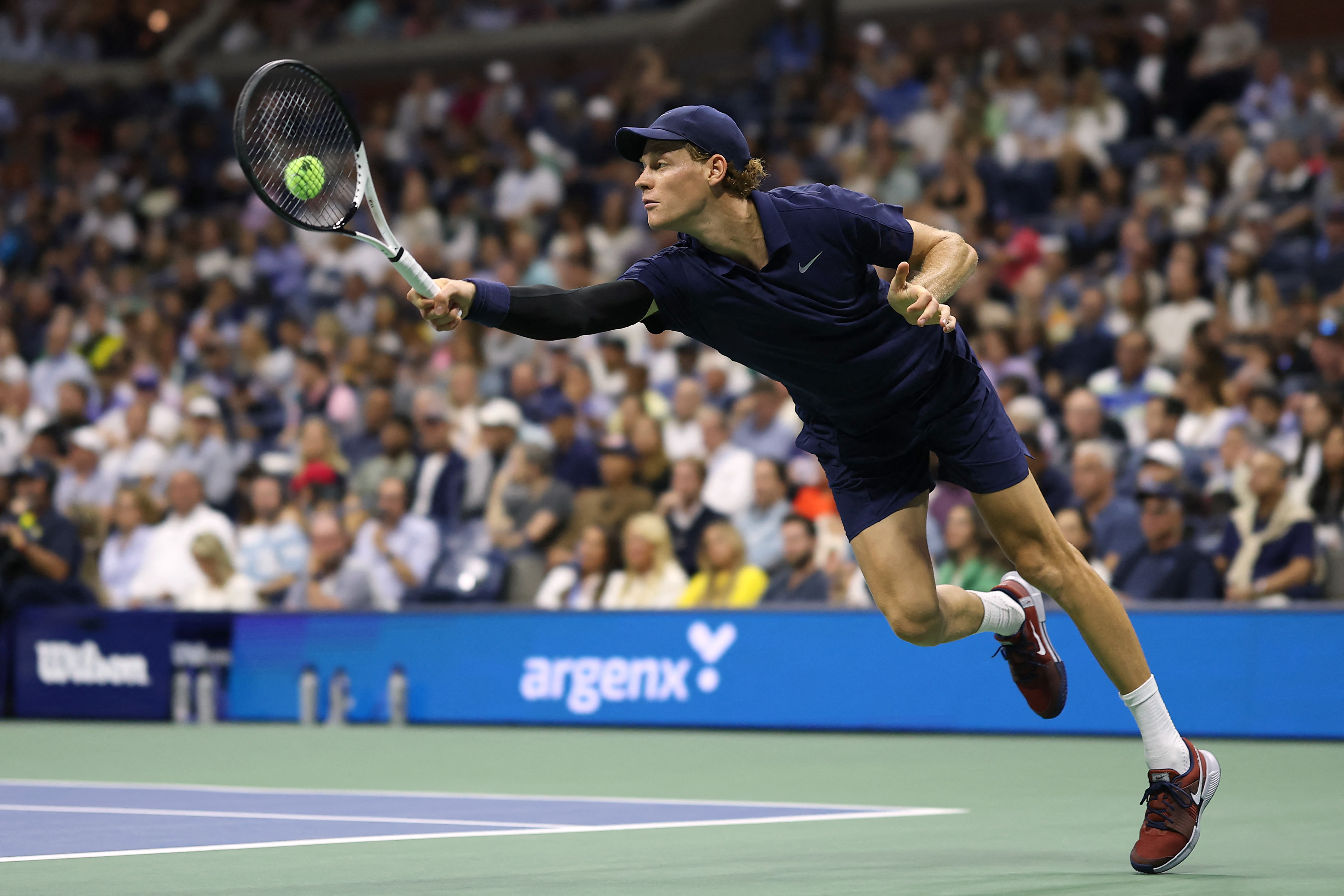 NEW YORK, NEW YORK - SEPTEMBER 01: Jannik Sinner of Italy returns against Alexander Bublik of Kazakhstan during their Men's Singles Fourth Round match on Day Nine of the 2025 US Open at USTA Billie Jean King National Tennis Center on September 1, 2025 in the Flushing neighborhood of the Queens borough of New York City.   Al Bello/Getty Images/AFP (Photo by AL BELLO / GETTY IMAGES NORTH AMERICA / Getty Images via AFP)