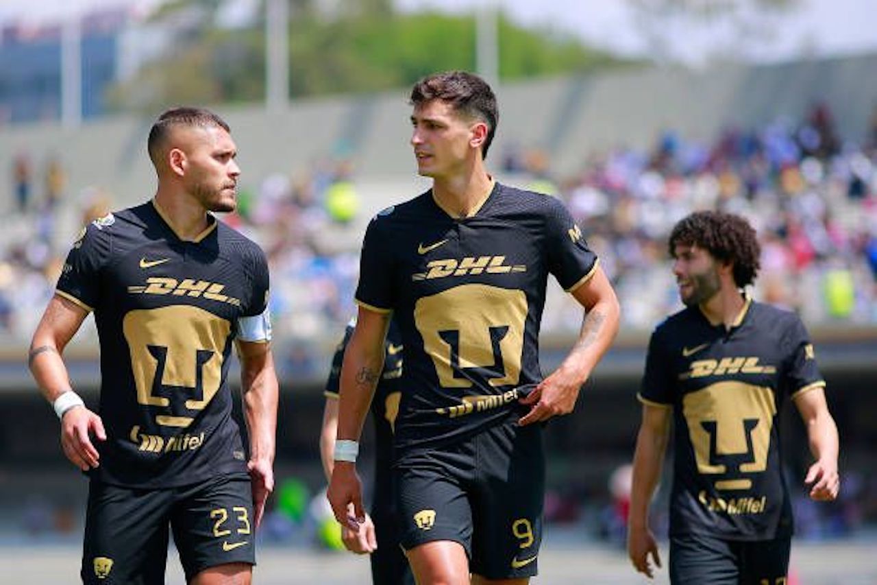 Black and gold discount pumas copa mx