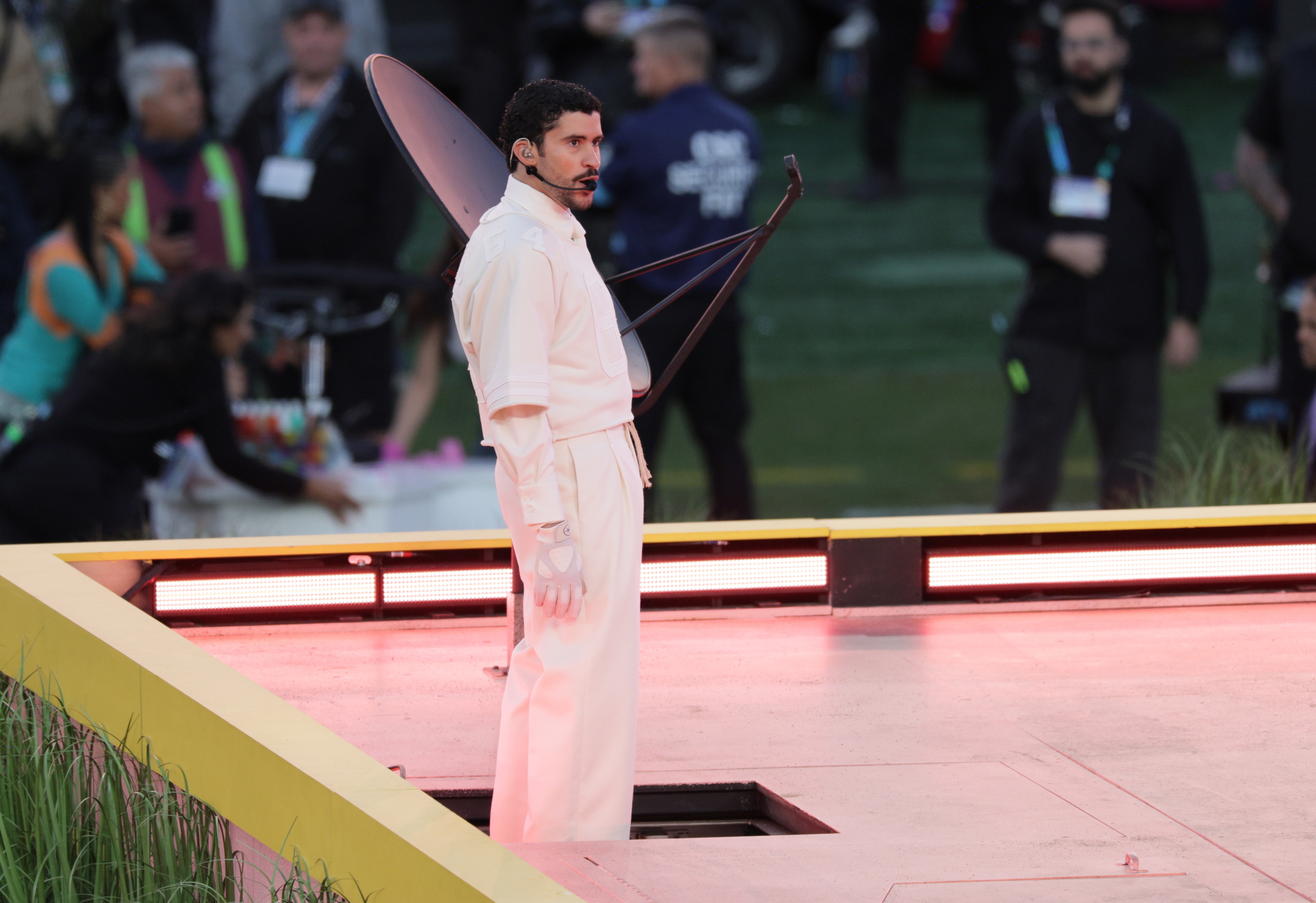 Su repertorio cerró con su canción 'Debí Tirar Más Fotos'