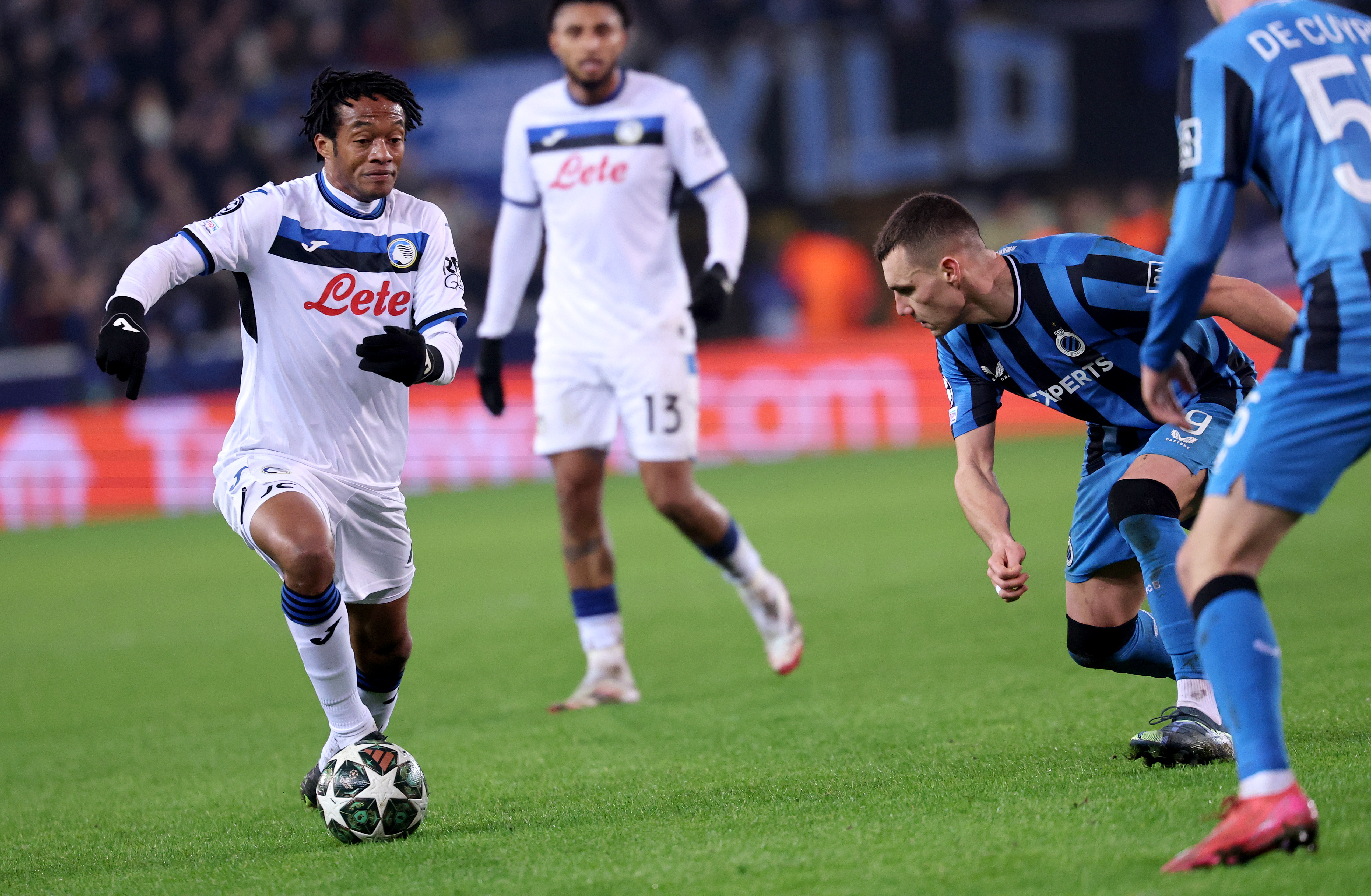 BRUGES (Belgium), 12/02/2025.- Juan Cuadrado (L) of Atalanta in action during the UEFA Champions League knockout phase play-offs 1st leg match between Club Brugge KV and Atalanta BC, in Bruges, Belgium, 12 February 2025. (Liga de Campeones, Blgica, Brujas) EFE/EPA/OLIVIER MATTHYS
