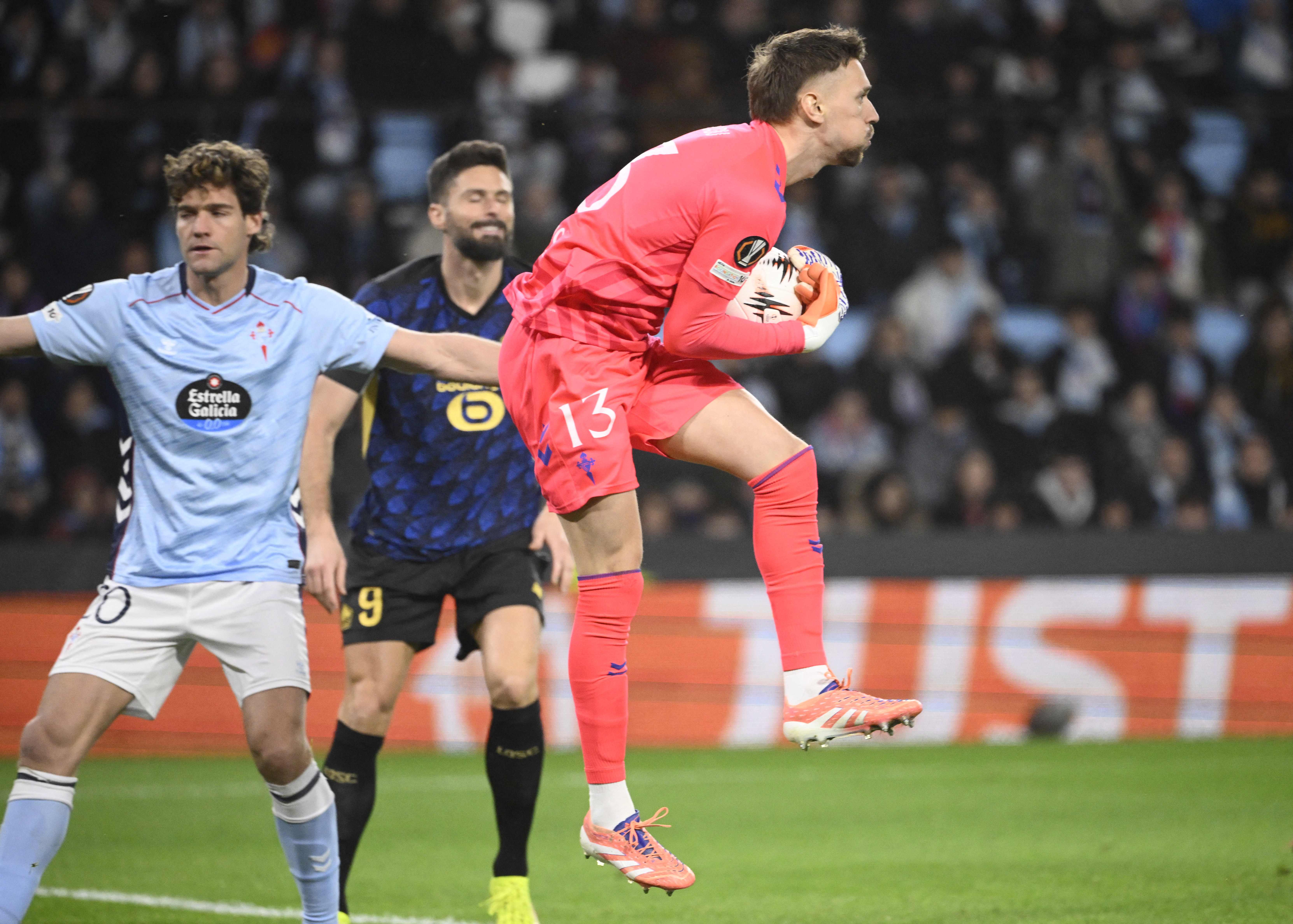Celta Vigo's Romanian goalkeeper #13 Ionut Andrei Radu catches the ball during the UEFA Europa League first round day 7 football match between RC Celta de Vigo and Lille LOSC at Balaidos Stadium in Vigo on January 22, 2026. (Photo by Miguel RIOPA / AFP)