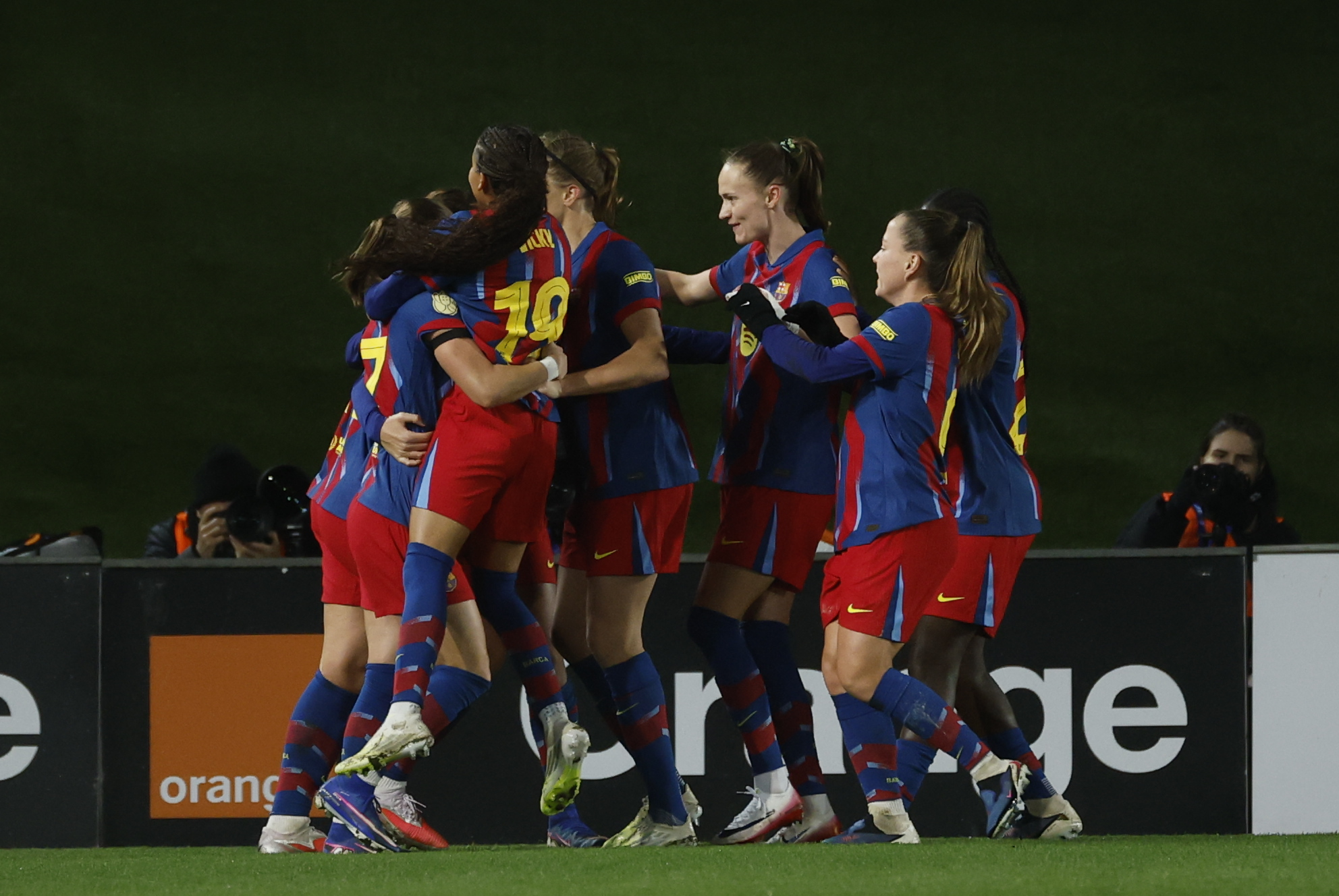MADRID, 05/02/2026.- Las jugadoras del Barcelona celebran tras marcar ante el Real Madrid, durante el partido de cuartos de final de la Copa de la Reina que Real Madrid y FC Barcelona disputan este jueves en el estadio Alfredo di Stéfano. EFE/Juanjo Martín
