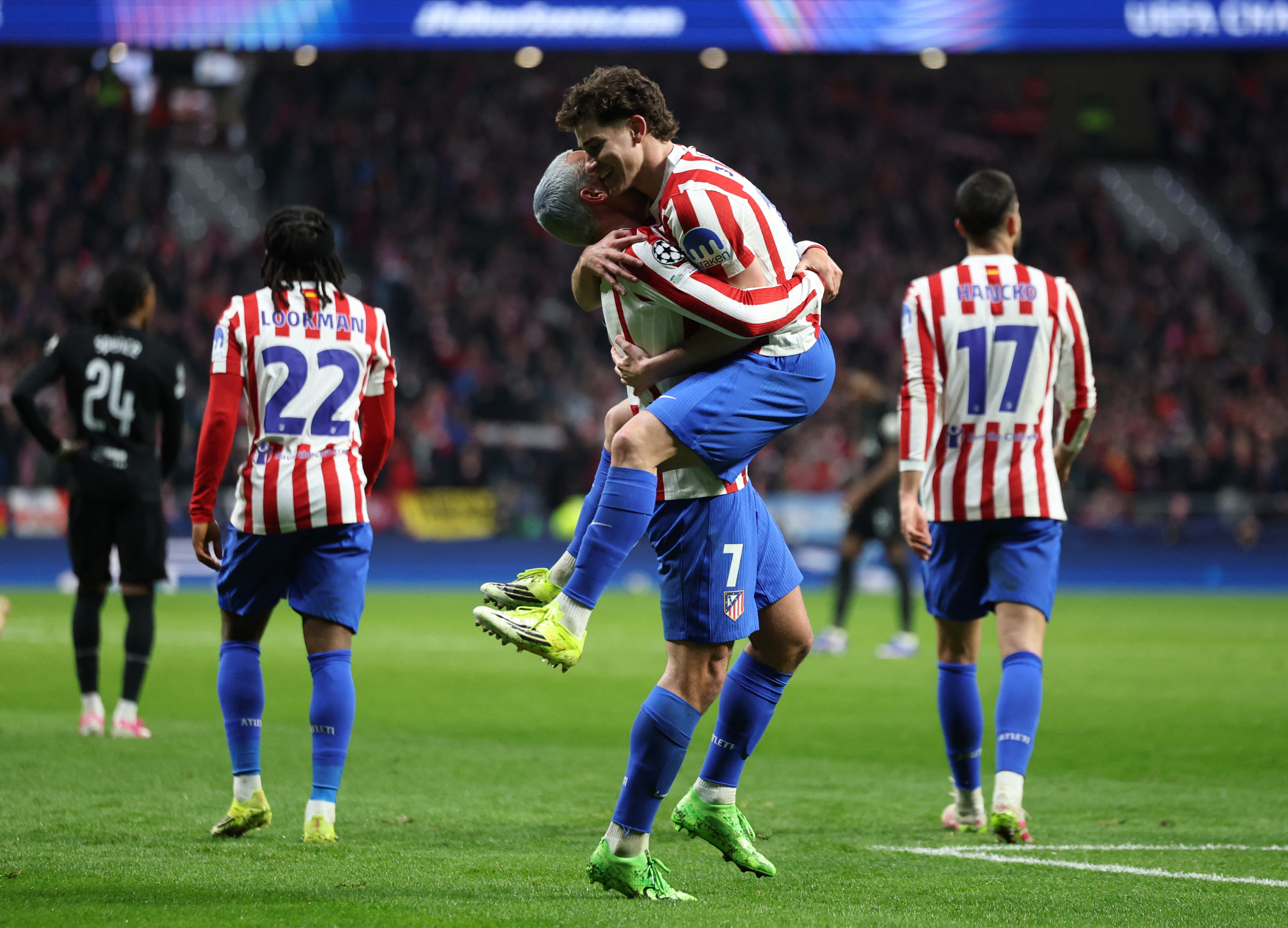 Julian Alvarez celebra un gol con Antoine Griezmann
