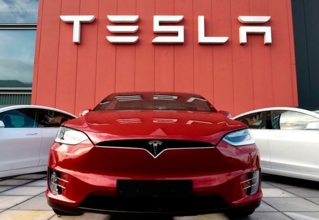 Tesla lanza un micrófono para cantar en el coche - Meristation