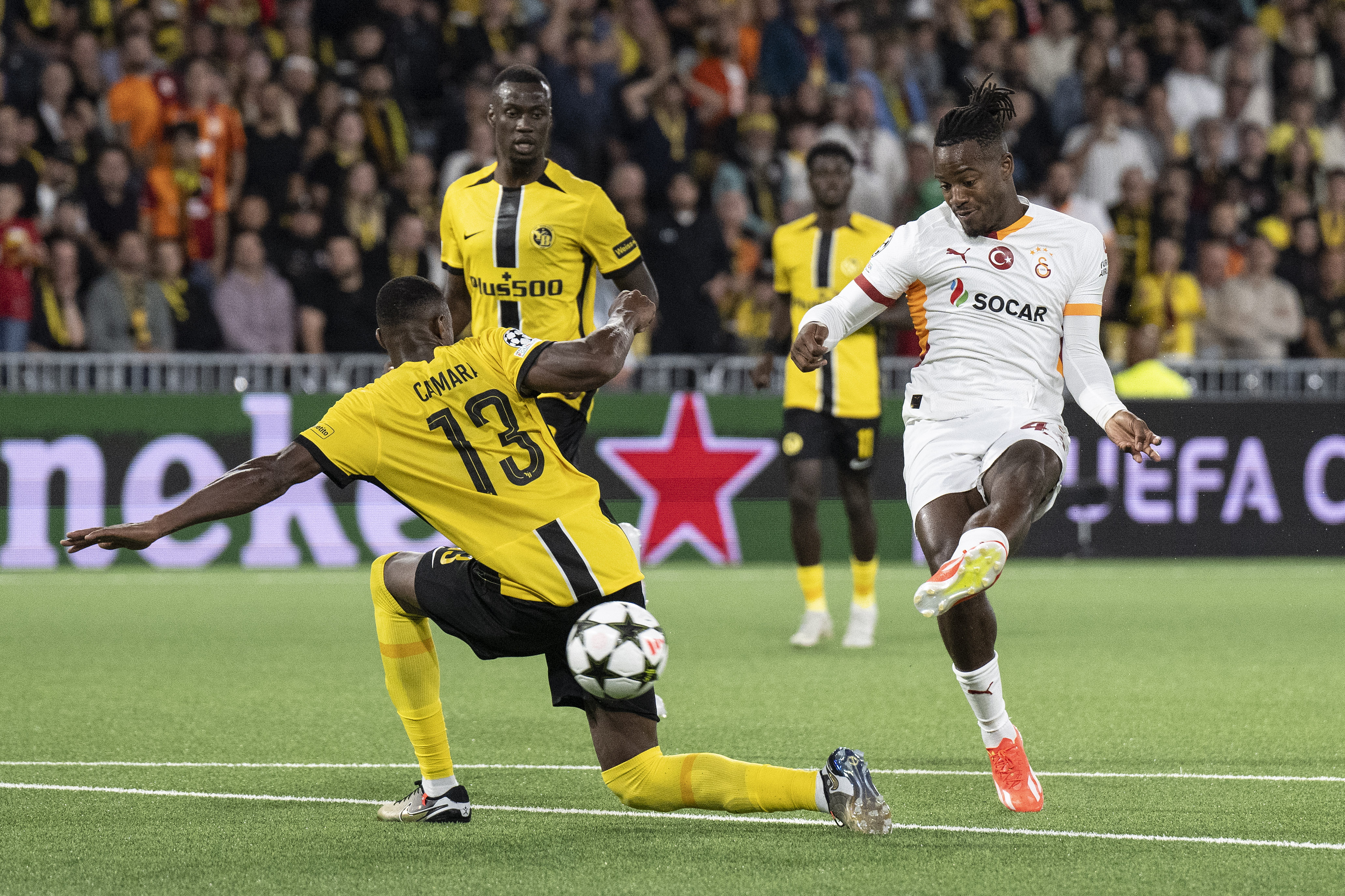 Bern (Switzerland), 21/08/2024.- Galatasaray's Michy Batshuayi (R) scores the 2-2 goal during the UEFA Champions League play-off first leg soccer match between BSC Young Boys and Galatasaray Istanbul, in Bern, Switzerland, 21 August 2024. (Liga de Campeones, Suiza, Estanbul) EFE/EPA/PETER SCHNEIDER