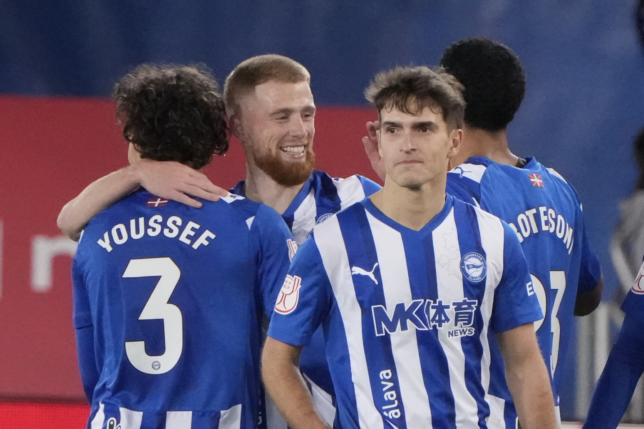 VITORIA, 14/01/2026.- El delantero del Alavés Carlos Vicente (2i) celebra su gol durante el partido de octavos de final de la Copa del Rey que disputan Deportivo Alavés y Rayo Vallecano, este miércoles en el estadio de Mendizorroza. EFE/ Adrián Ruiz Hierro
