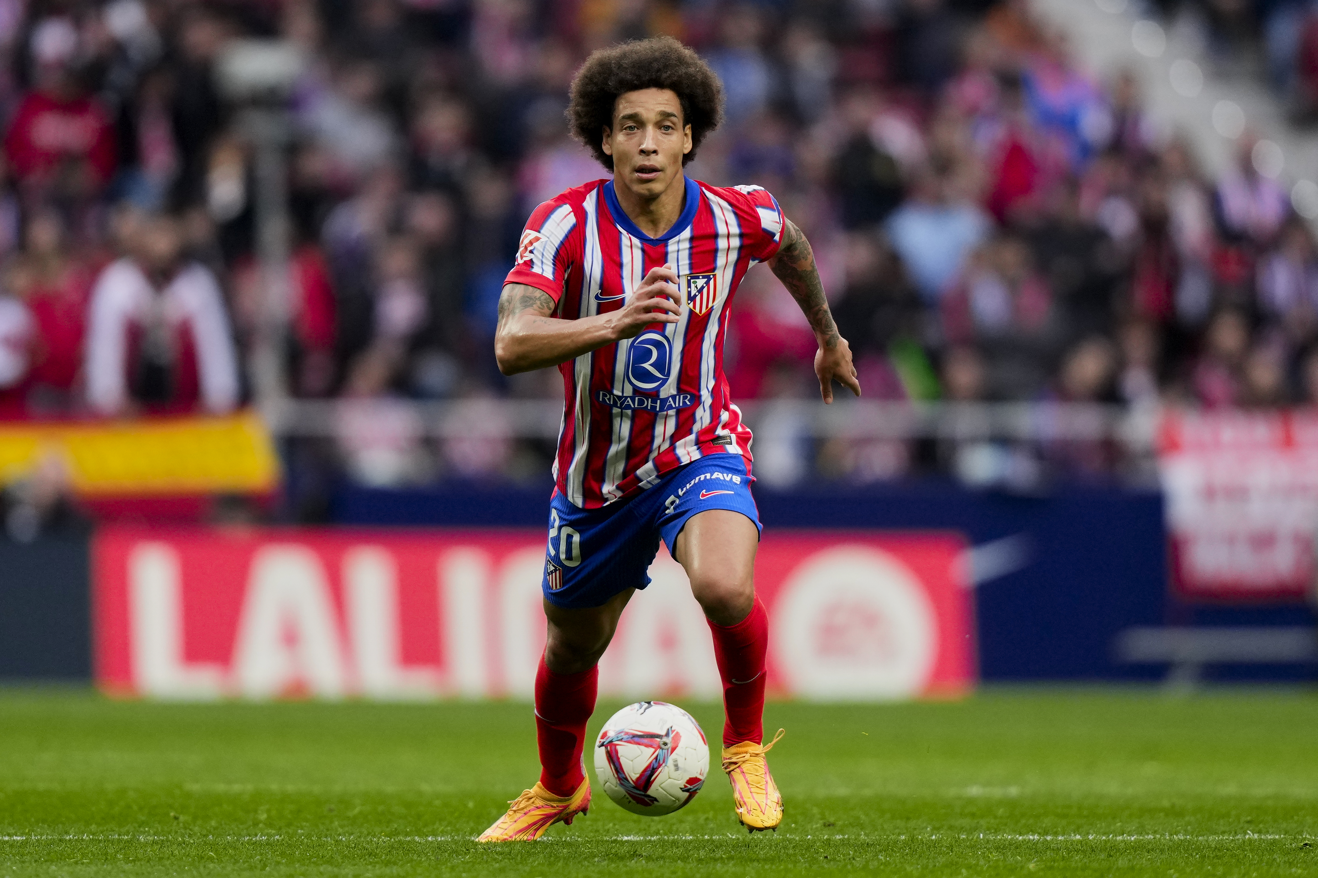 MADRID, SPAIN - NOVEMBER 23: Axel Witsel of Atletico de Madrid looks with the ball during the LaLiga match between Atletico de Madrid and Deportivo Alaves at Riyadh Air Metropolitano on November 23, 2024 in Madrid, Spain. (Photo by Diego Souto/Getty Images)