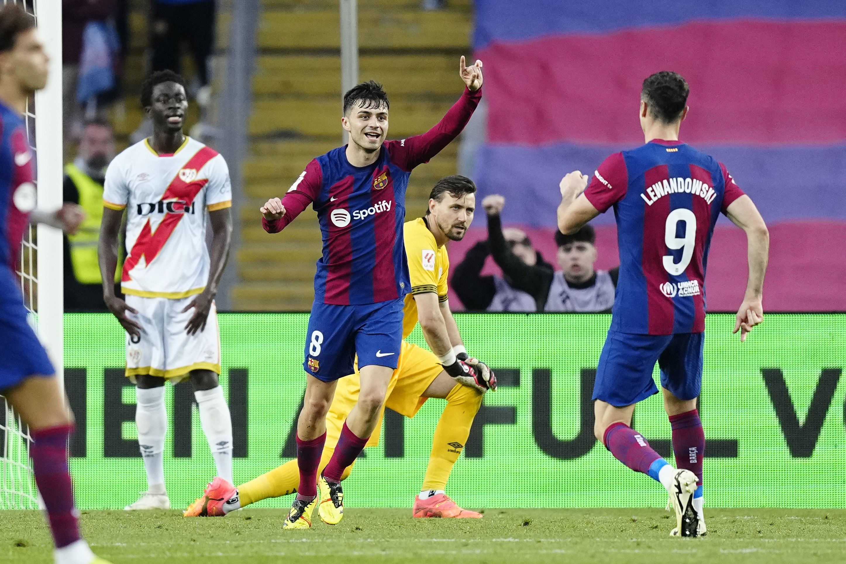 Pedri y Lewandowski celebran los goles del Barça.