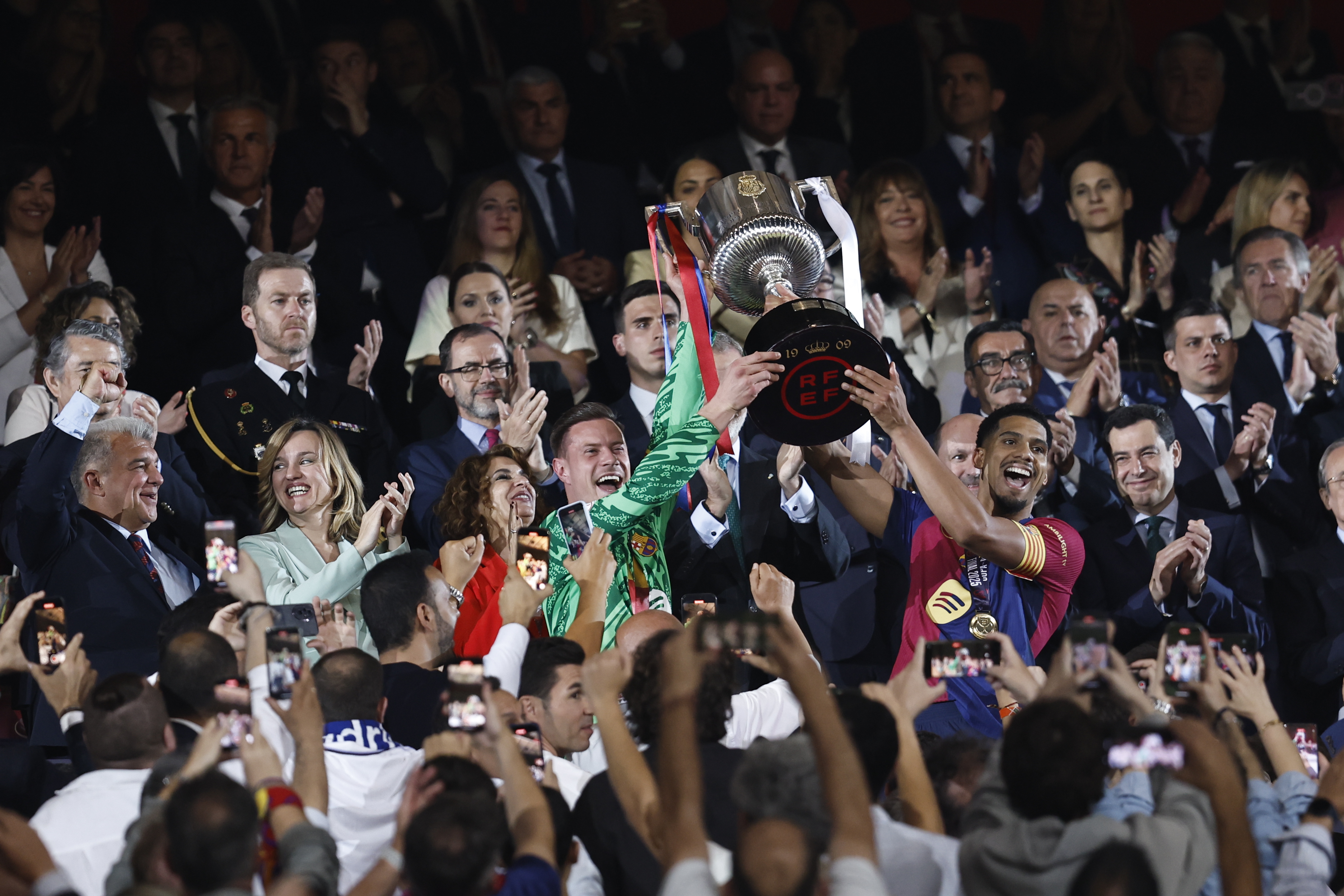 26/04/25 PARTIDO FINAL COPA DEL REY ESTADIO LA CARTUJA 
BARCELONA - REAL MADRID 
ALEGRIA CELEBRACION CAMPEONES COPA TROFEO 
RONALD ARAUJO MARC ANDRE TER STEGEN REY FELIPE V