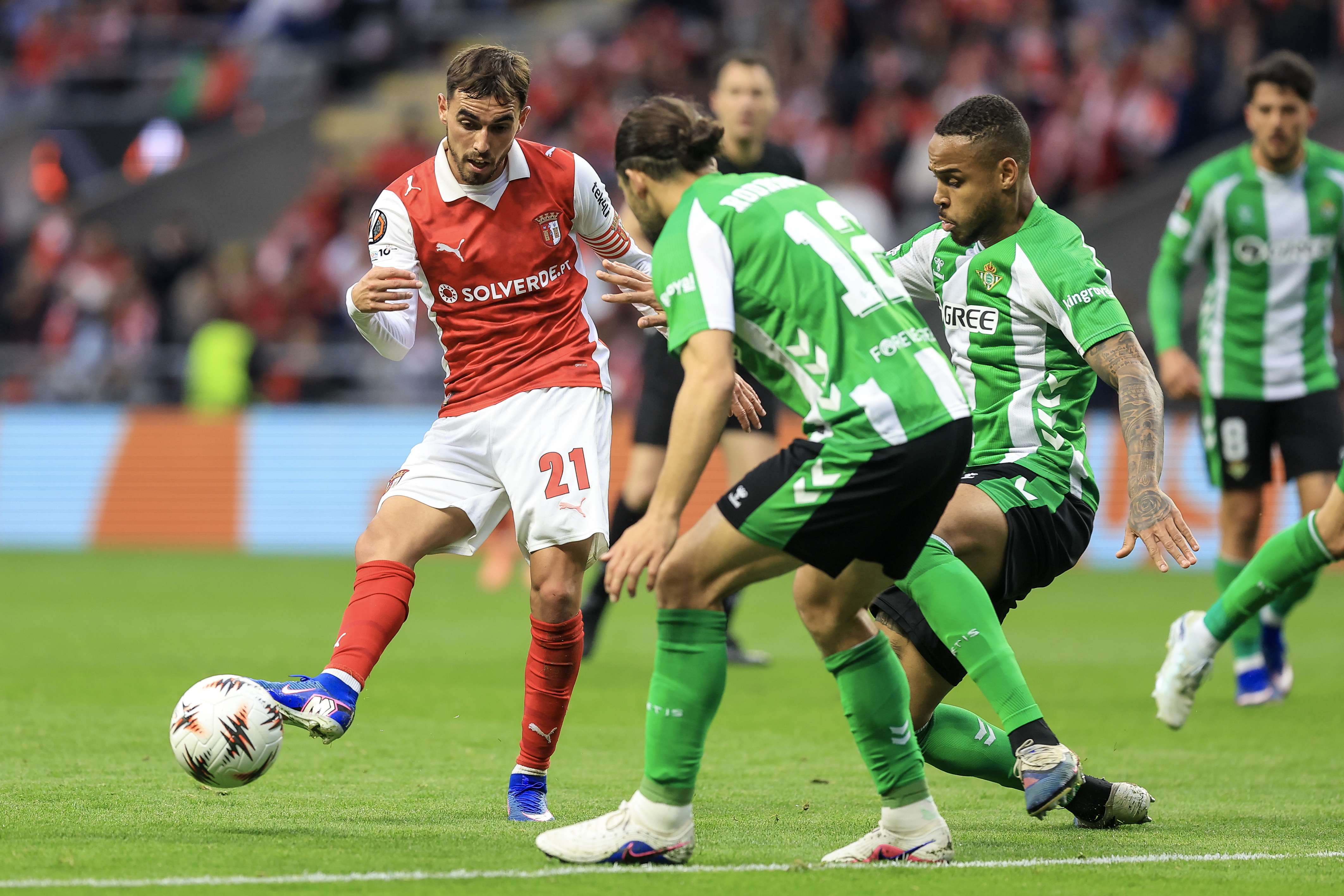 Braga (Portugal), 08/04/2026.- Sporting de Braga's Ricardo Horta (L) in action against Betis' Ricardo Rodriguez (C) and Natan (R) during the UEFA Europa League quarter finals first leg soccer match between Sporting de Braga and Real Betis, in Braga, Portugal, 08 April 2026. EFE/EPA/JOSE COELHO
