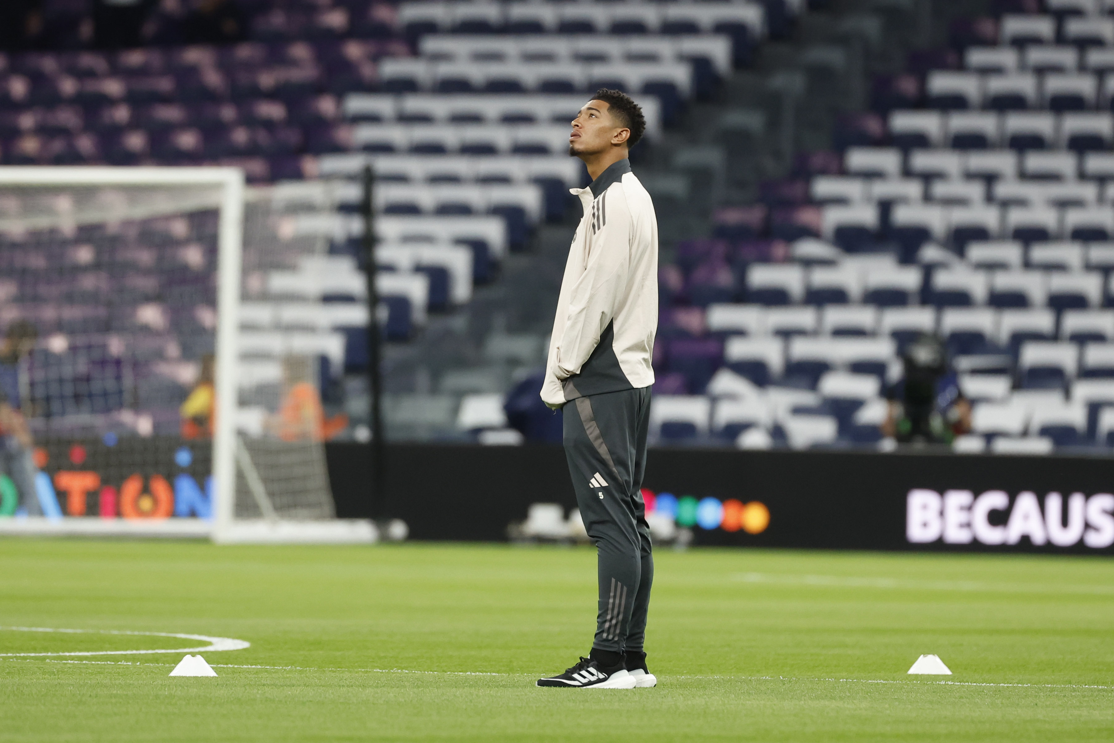 MADRID , 22/10/2024.- El centrocampista inglés del Real Madrid Jude Bellingham en el terreno de juego momentos antes del partido entre el Real Madrid y el Borussia Dortmund, de la fase de grupo de la Liga de Campeones, este martes en el estadio Santiago Bernabéu de Madrid. EFE/ Juanjo Martin
