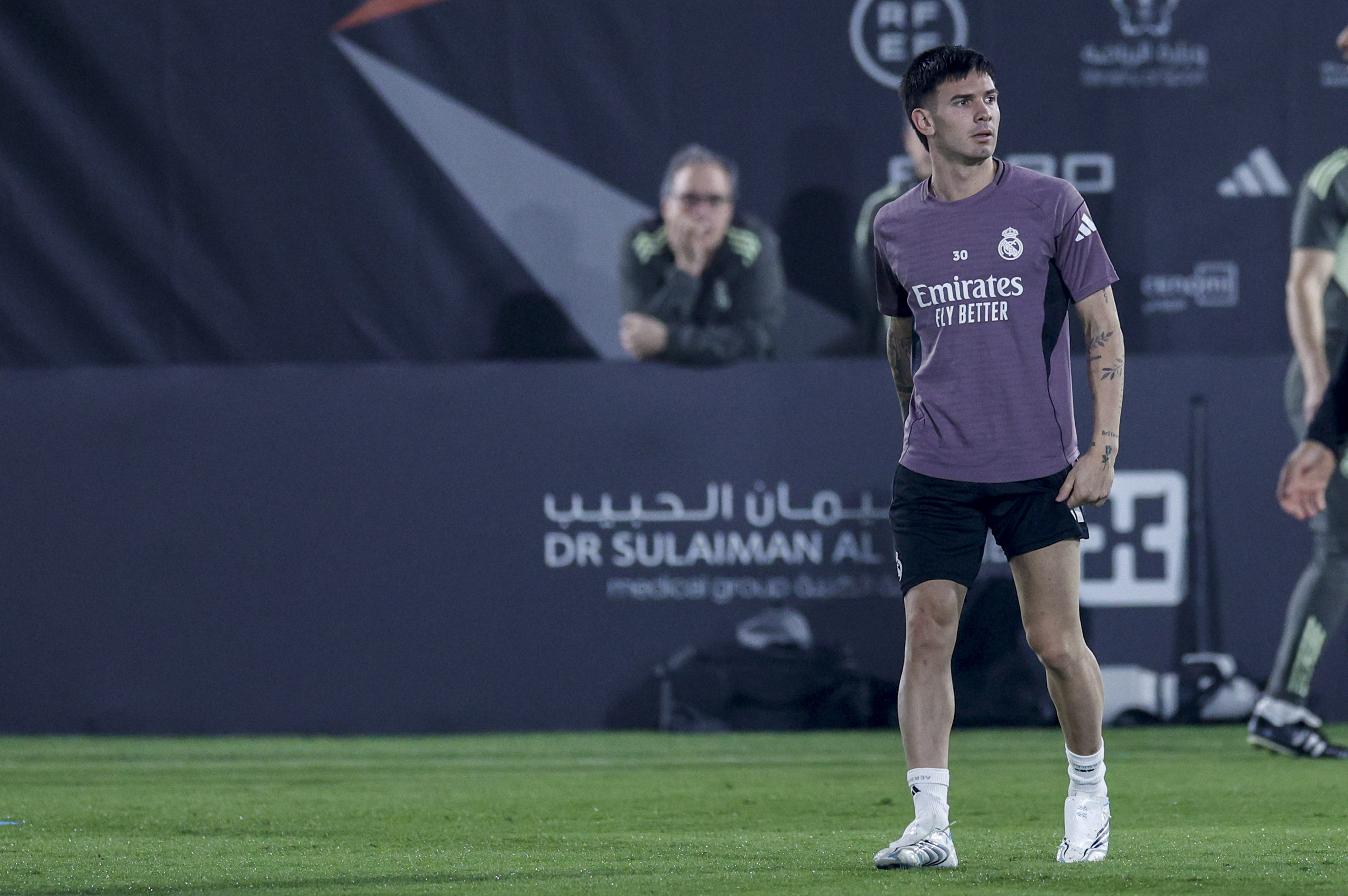 YEDA (ARABIA SAUDÍ), 07/01/2026.- El delantero argentino del Real Madrid Franco Mastantuono participa en una sesión de entrenamiento este miércoles en Yeda (Arabia Saudí), previa al enfrentamiento de mañana jueves de la Supercopa de España ante el Atlético de Madrid. EFE/Kai Forsterling