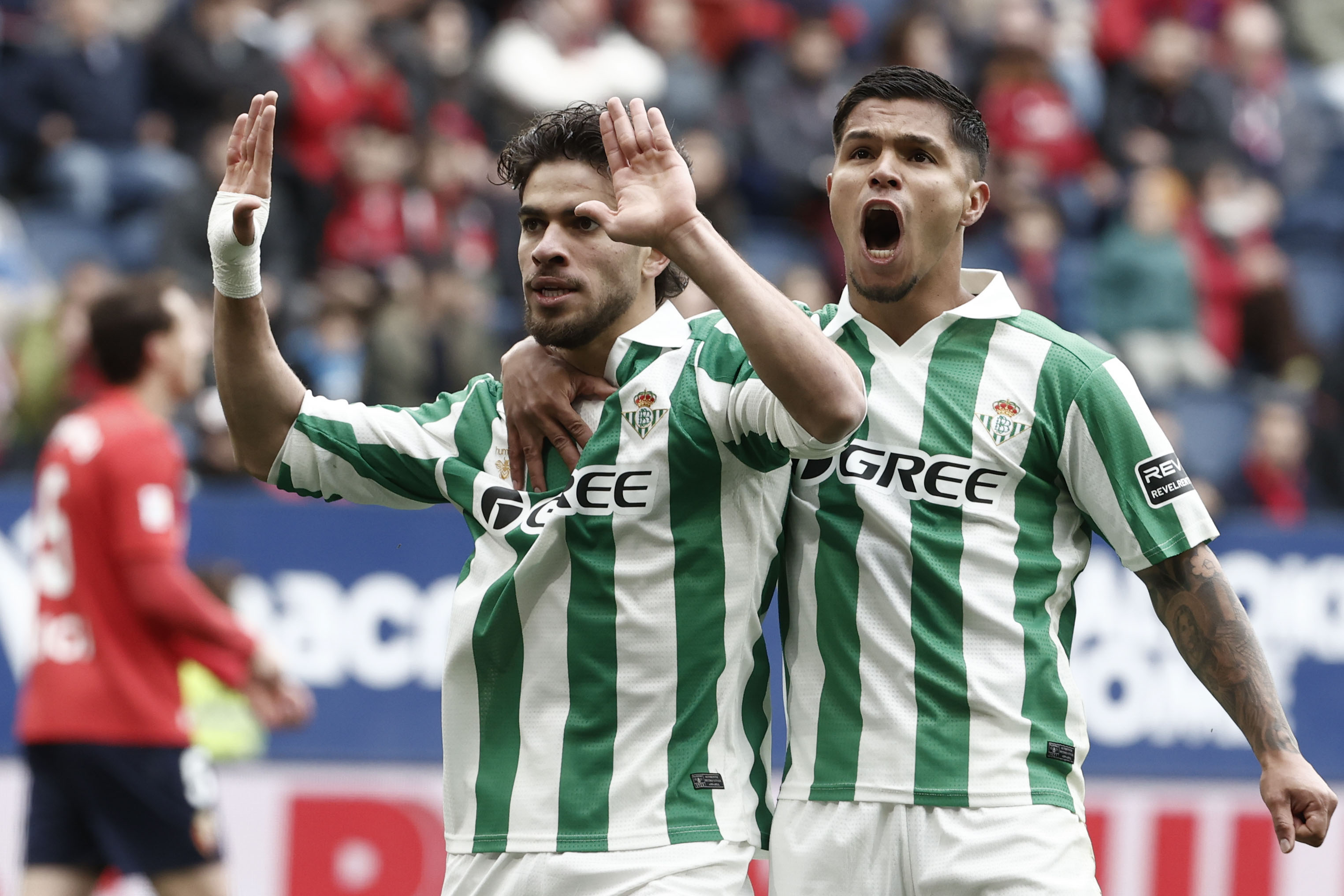 PAMPLONA, 12/04/2026.- El delantero del Real Betis Abdessamad Ezzalzouli 'Abde' (i) tras marcar gol durante el partido de Liga que Real Betis y Osasuna disputan este domingo en el estadio de El Sadar. EFE/Jesús Diges
