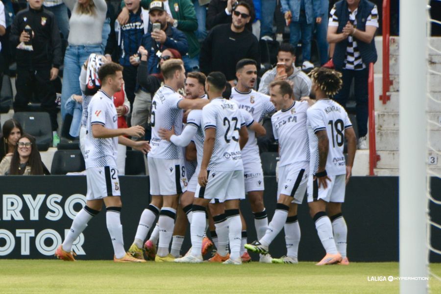 El Ceuta celebra el gol de Zalazar ante el Almería.