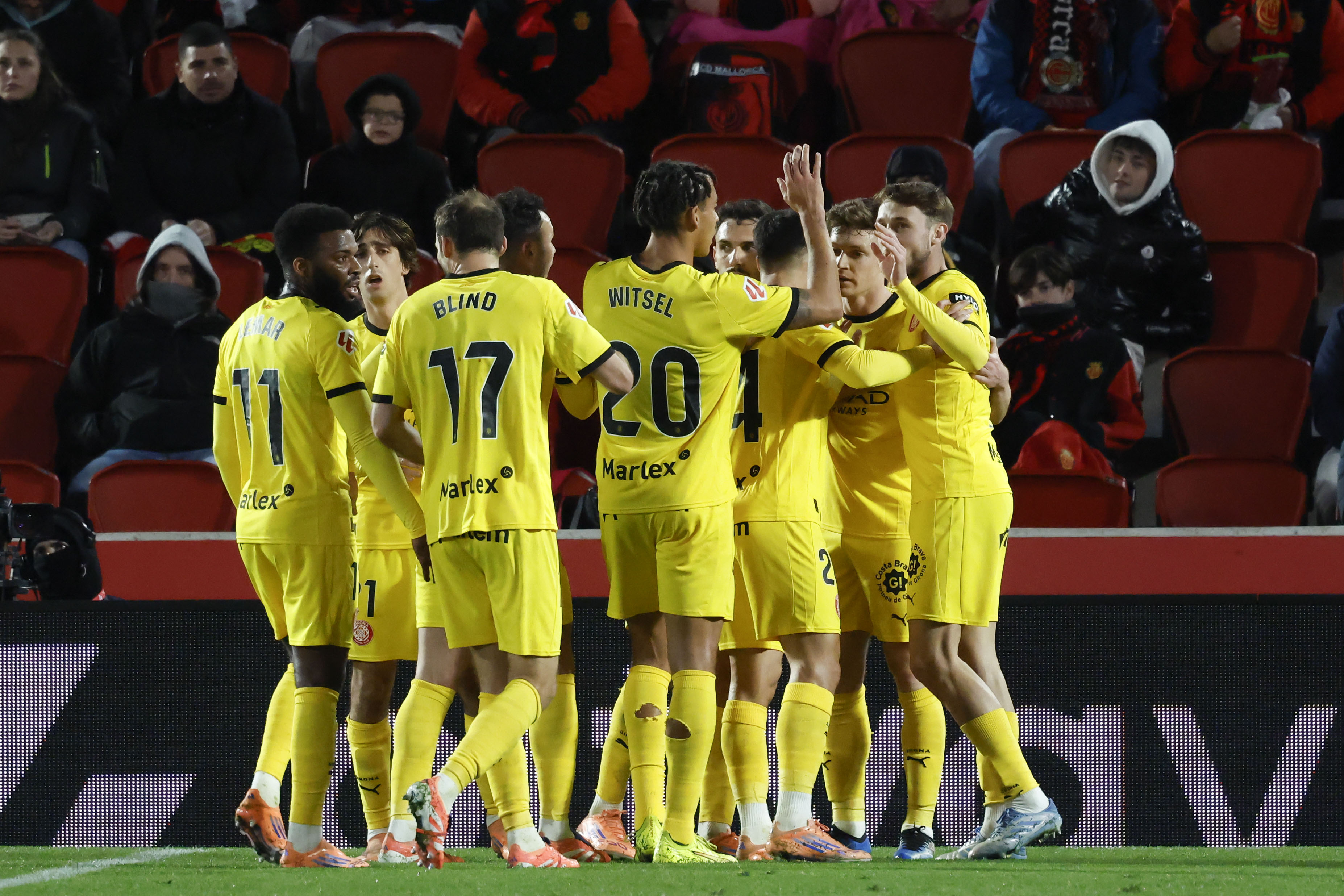 PALMA, 04/01/2026.- Los jugadores del Girona celebran el gol de Viktor Tsygankov durante el partido de la jornada 18 de LaLiga que RCD Mallorca y Girona FC disputan este domingo en Son Moix. EFE/CATI CLADERA