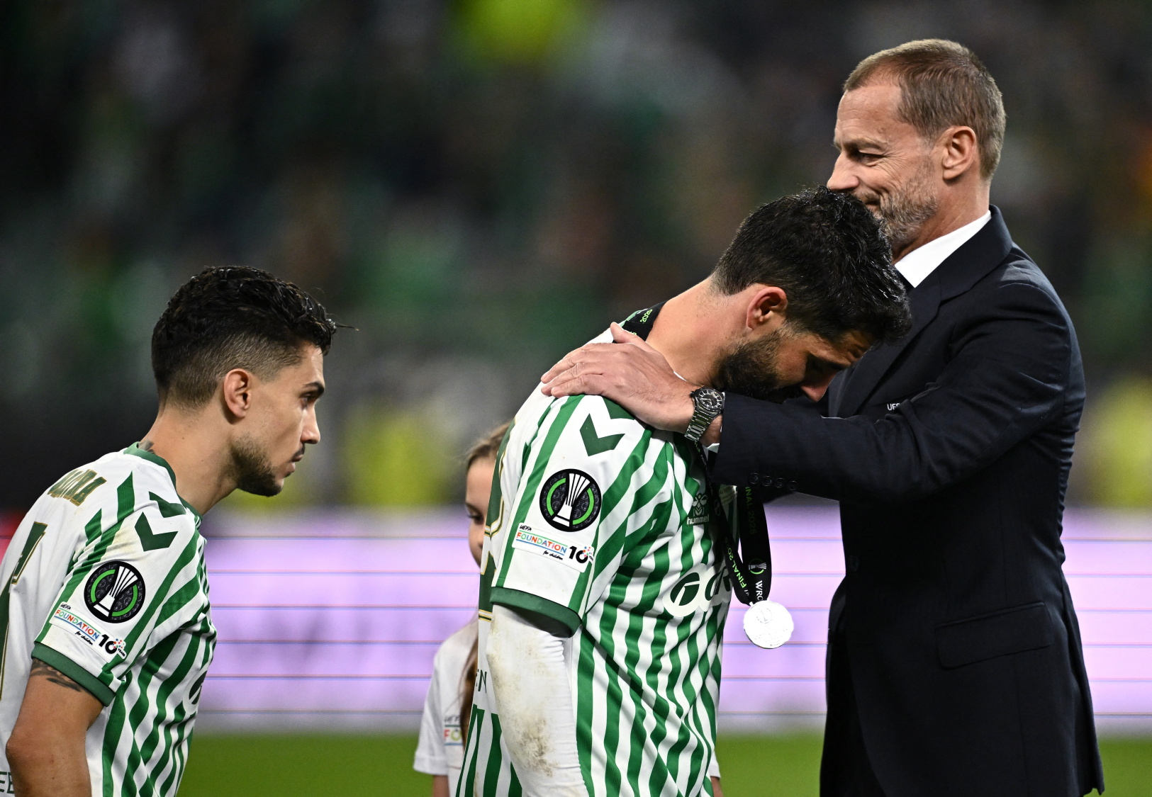 Isco recibe de manos de Aleksander Ceferin, presidente de la UEFA, la medalla de subcampeones del torneo.