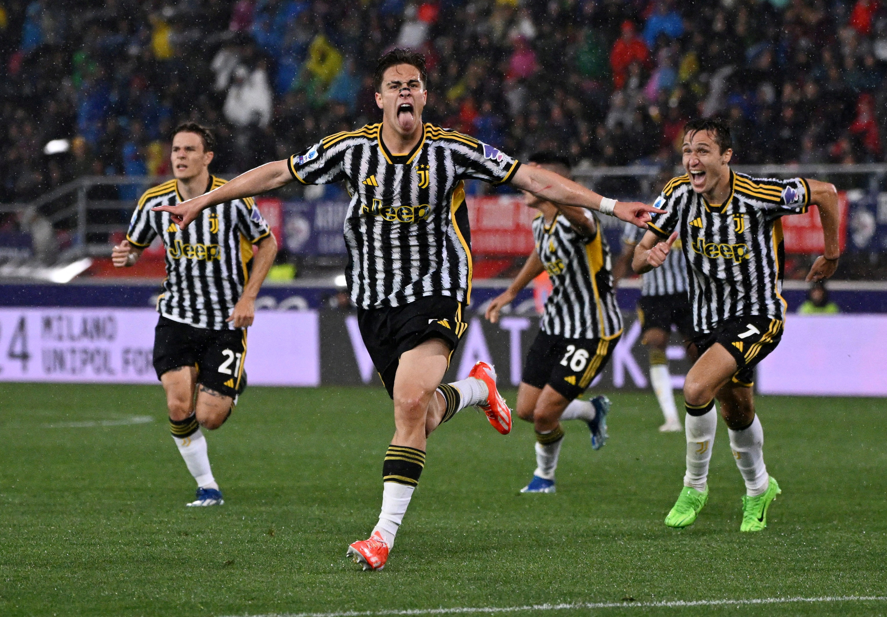 Kenan Yildiz celebra su gol con Federico Chiesa