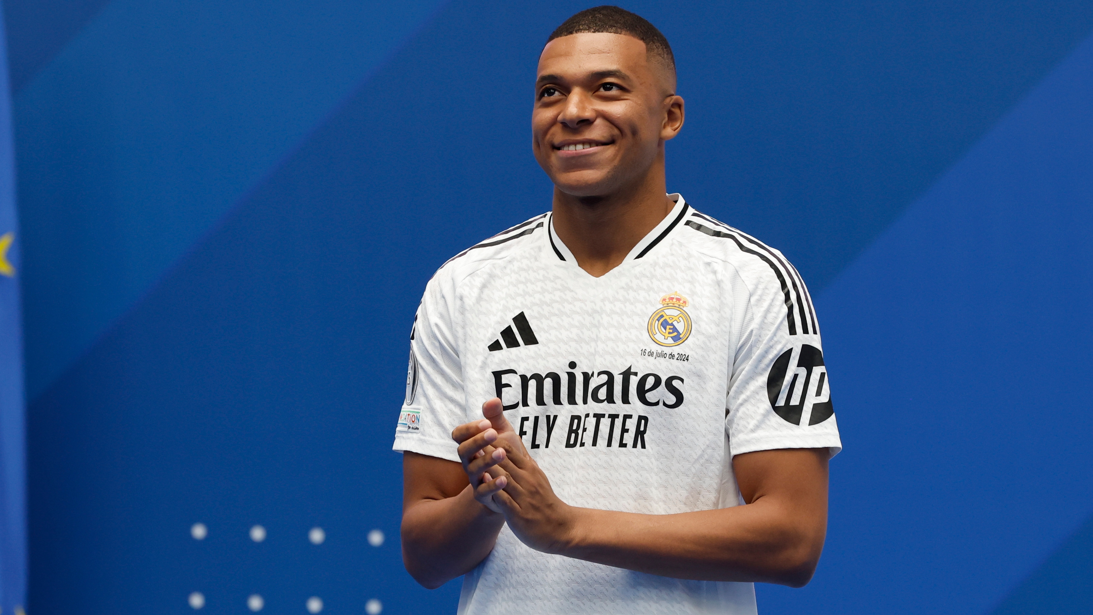 MADRID, 16/07/2024.- Presentación del francés Kylian Mbappé como nuevo jugador del club, este martes, en el estadio Santiago Bernabéu de Madrid. Mbappé ha firmado este martes el contrato que le une al conjunto blanco para las próximas cinco temporadas. EFE/Chema Moya