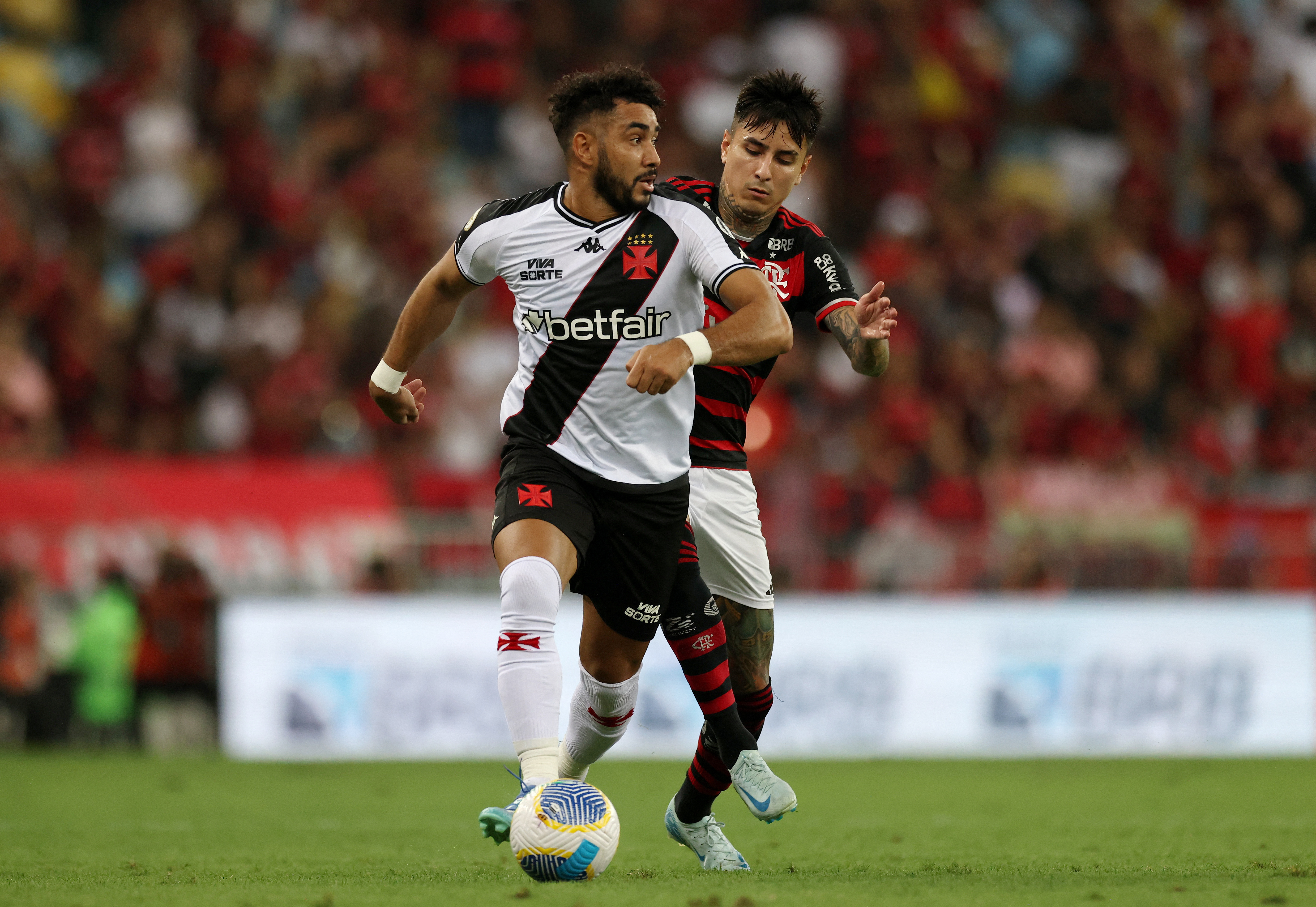 Soccer Football - Brasileiro Championship - Flamengo v Vasco da Gama - Estadio Maracana, Rio de Janeiro, Brazil - September 15, 2024 Vasco da Gama's Dimitri Payet in action with Flamengo's Erick Pulgar REUTERS/Sergio Moraes