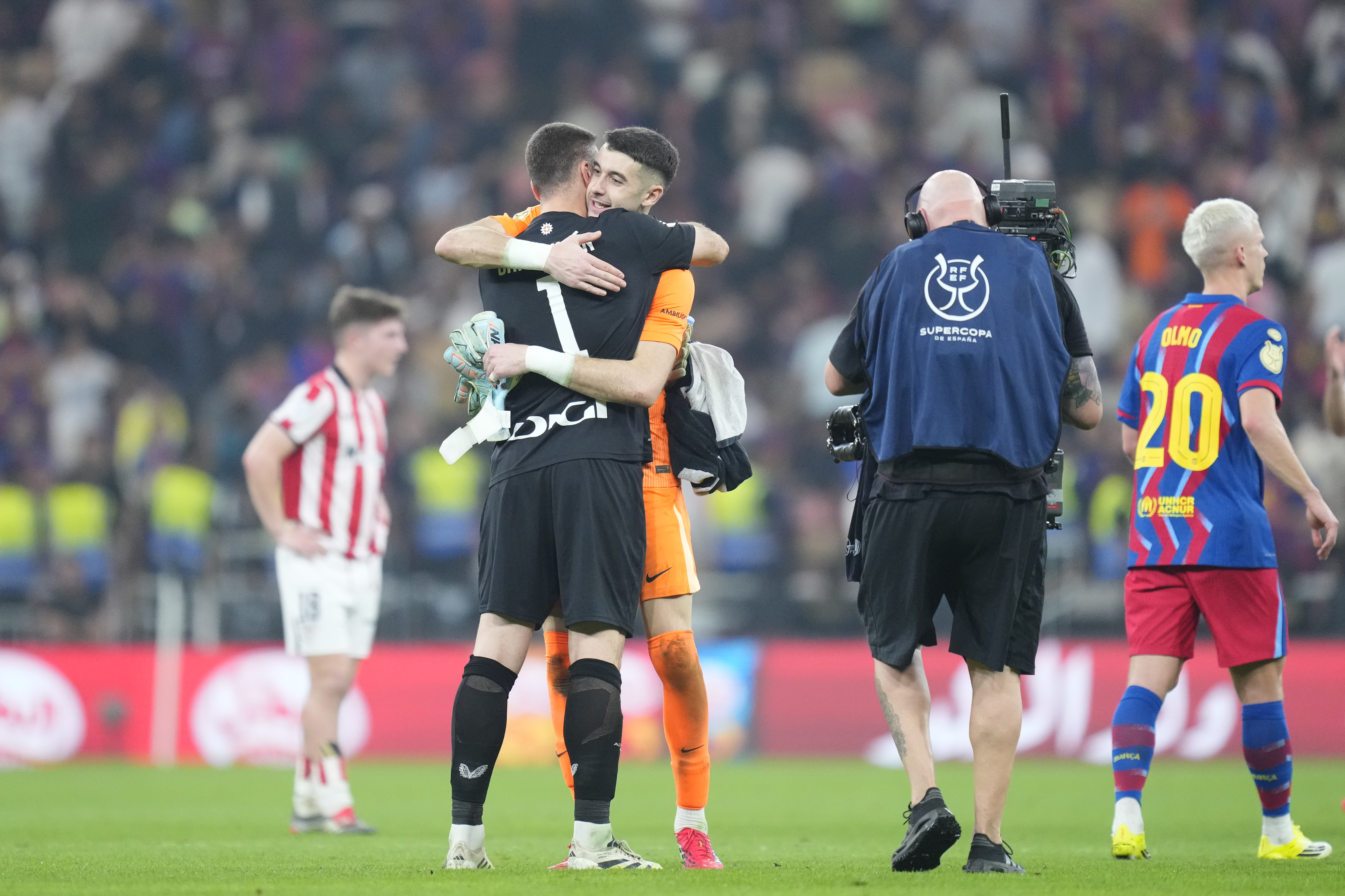 Unai Simón y Joan García tras el encuentro que enfrentó al Fútbol Club Barcelona y Athletic Club perteneciente a la semifinal de la Supercopa de España.