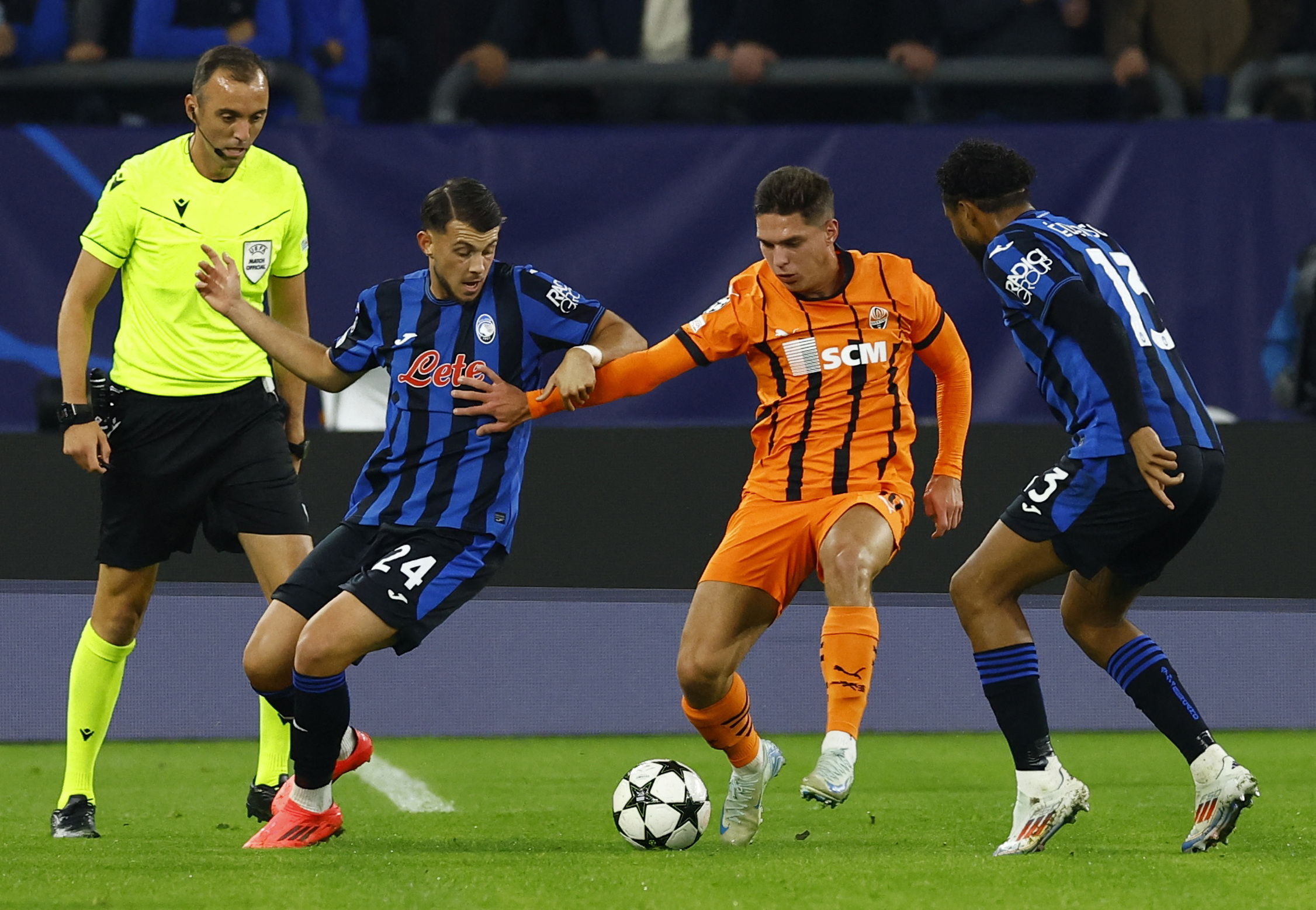 Soccer Football - Champions League - Shakhtar Donetsk v Atalanta - Veltins-Arena, Gelsenkirchen, Germany - October 2, 2024 Shakhtar Donetsk's Georgiy Sudakov in action with Atalanta's Lazar Samardzic and Ederson REUTERS/Piroschka Van De Wouw