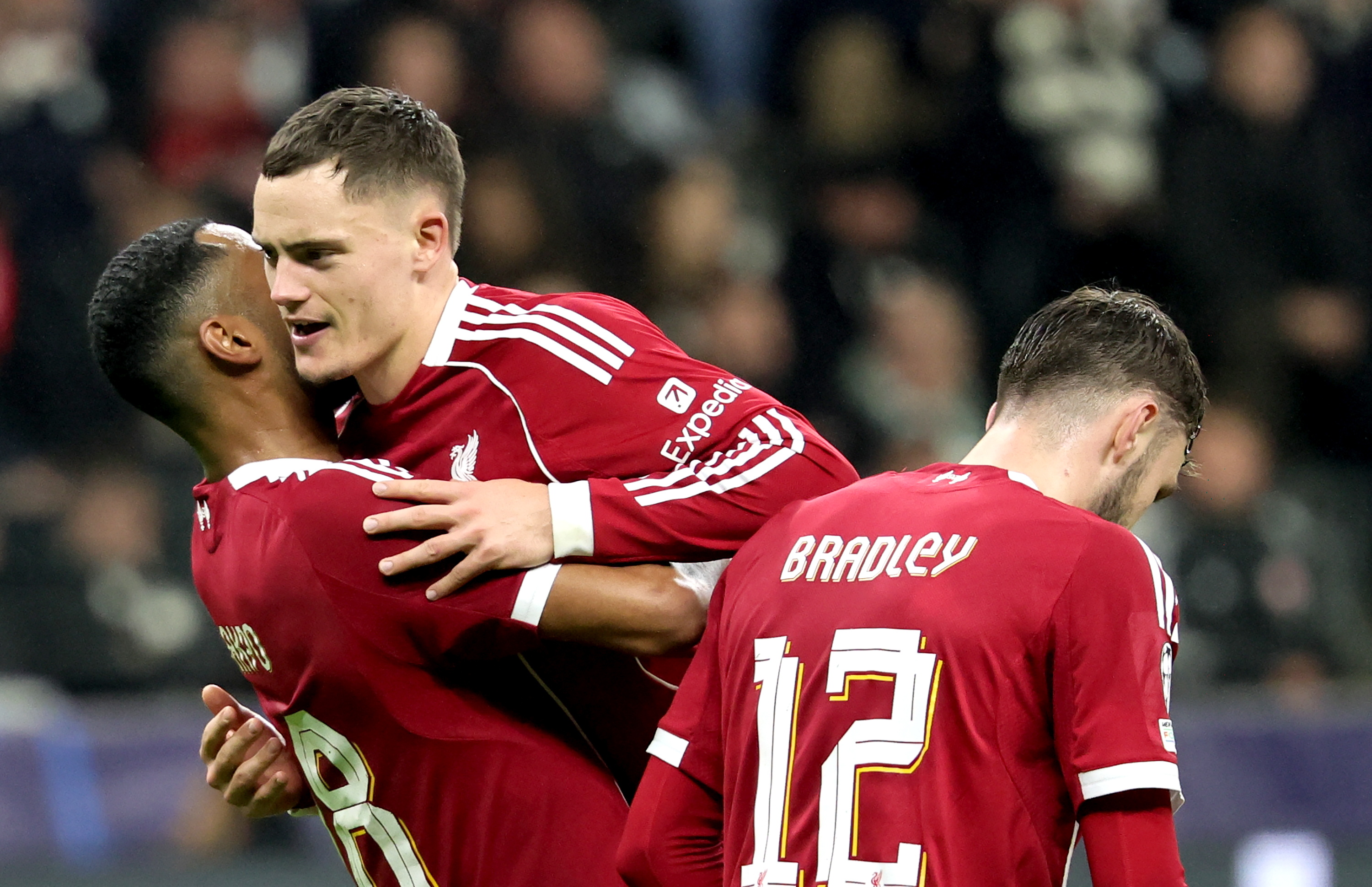 FRANKFURT AM MAIN (Germany), 22/10/2025.- Florian Wirtz (C) of Liverpool celebrates with teammate Cody Gakpo (L) after given the assist for his team's 4th goal during the UEFA Champions League league phase match between SG Eintracht Frankfurt and Liverpool FC, in Frankfurt Main, Germany, 22 October 2025. (Liga de Campeones, Alemania) EFE/EPA/RONALD WITTEK
