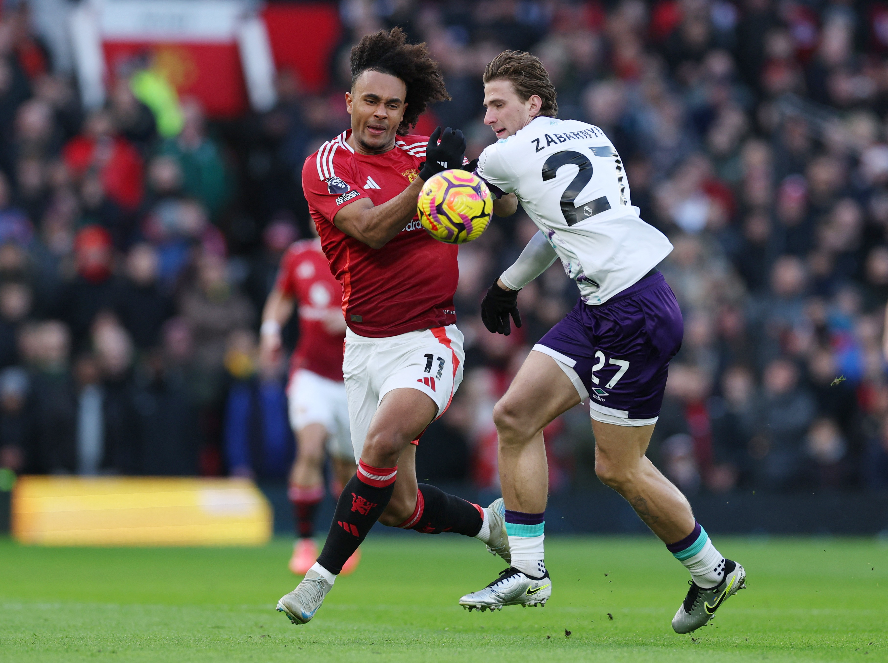 Soccer Football - Premier League - Manchester United v AFC Bournemouth - Old Trafford, Manchester, Britain - December 22, 2024 Manchester United's Joshua Zirkzee in action with AFC Bournemouth's Illya Zabarnyi REUTERS/Phil Noble EDITORIAL USE ONLY. NO USE WITH UNAUTHORIZED AUDIO, VIDEO, DATA, FIXTURE LISTS, CLUB/LEAGUE LOGOS OR 'LIVE' SERVICES. ONLINE IN-MATCH USE LIMITED TO 120 IMAGES, NO VIDEO EMULATION. NO USE IN BETTING, GAMES OR SINGLE CLUB/LEAGUE/PLAYER PUBLICATIONS. PLEASE CONTACT YOUR ACCOUNT REPRESENTATIVE FOR FURTHER DETAILS..