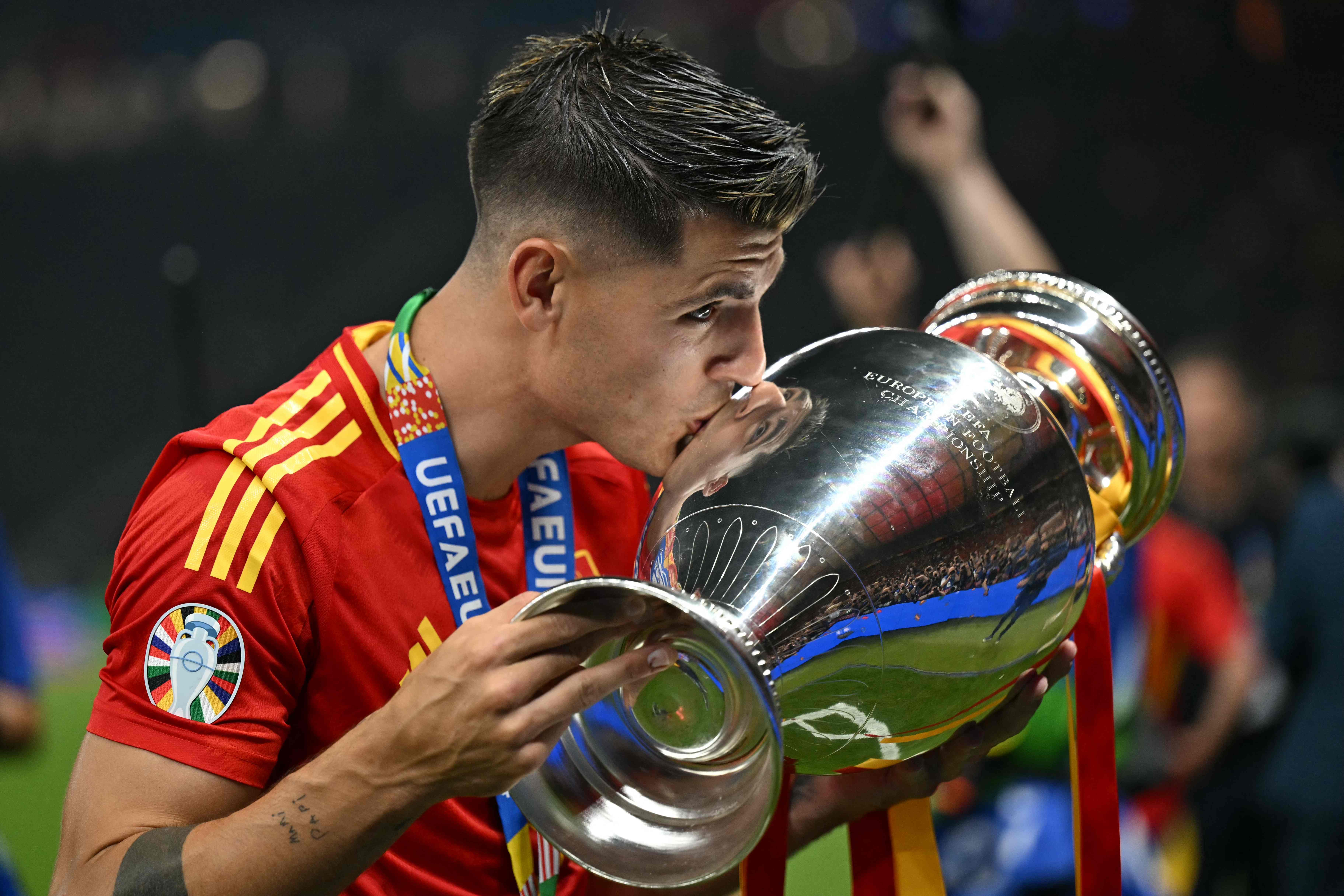 Spain's forward #07 Alvaro Morata kisses the trophy after winning the UEFA Euro 2024 final football match between Spain and England at the Olympiastadion in Berlin on July 14, 2024. (Photo by INA FASSBENDER / AFP)