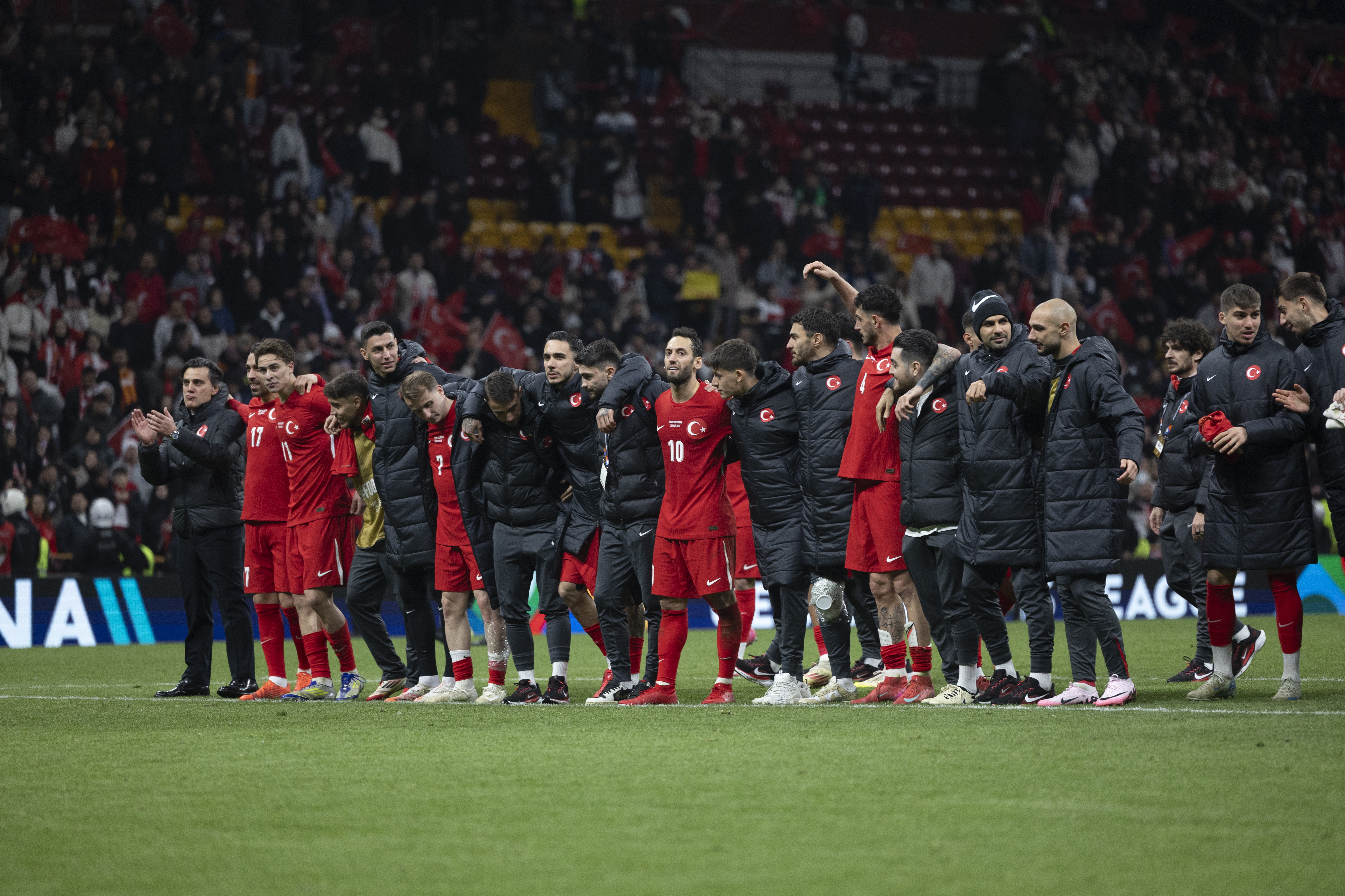 ISTANBUL (Turkey), 20/03/2025.- Turkey's head coach Vincenzo Montella (L) and players greet to supporters after winning the UEFA Nations League play-off, 1st leg soccer match between Turkey and Hungary in Istanbul, Turkey, 20 March 2025. (Hungra, Turqua, Estanbul) EFE/EPA/TOLGA BOZOGLU
