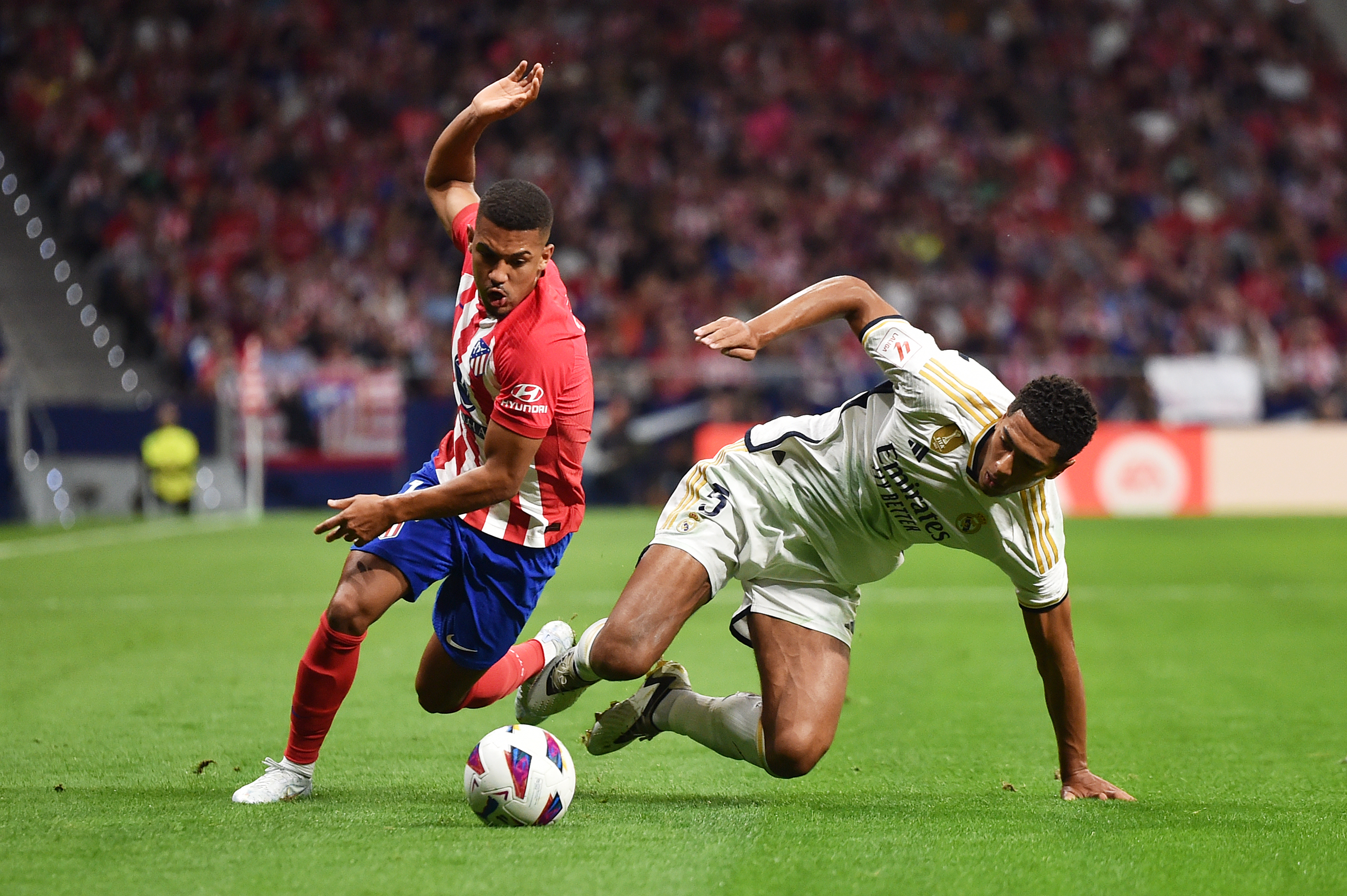 MADRID, SPAIN - SEPTEMBER 24: Samuel Lino of Atletico Madrid battles for possession with Jude Bellingham of Real Madrid during the LaLiga EA Sports match between Atletico Madrid and Real Madrid CF at Civitas Metropolitano Stadium on September 24, 2023 in Madrid, Spain. (Photo by Denis Doyle/Getty Images)