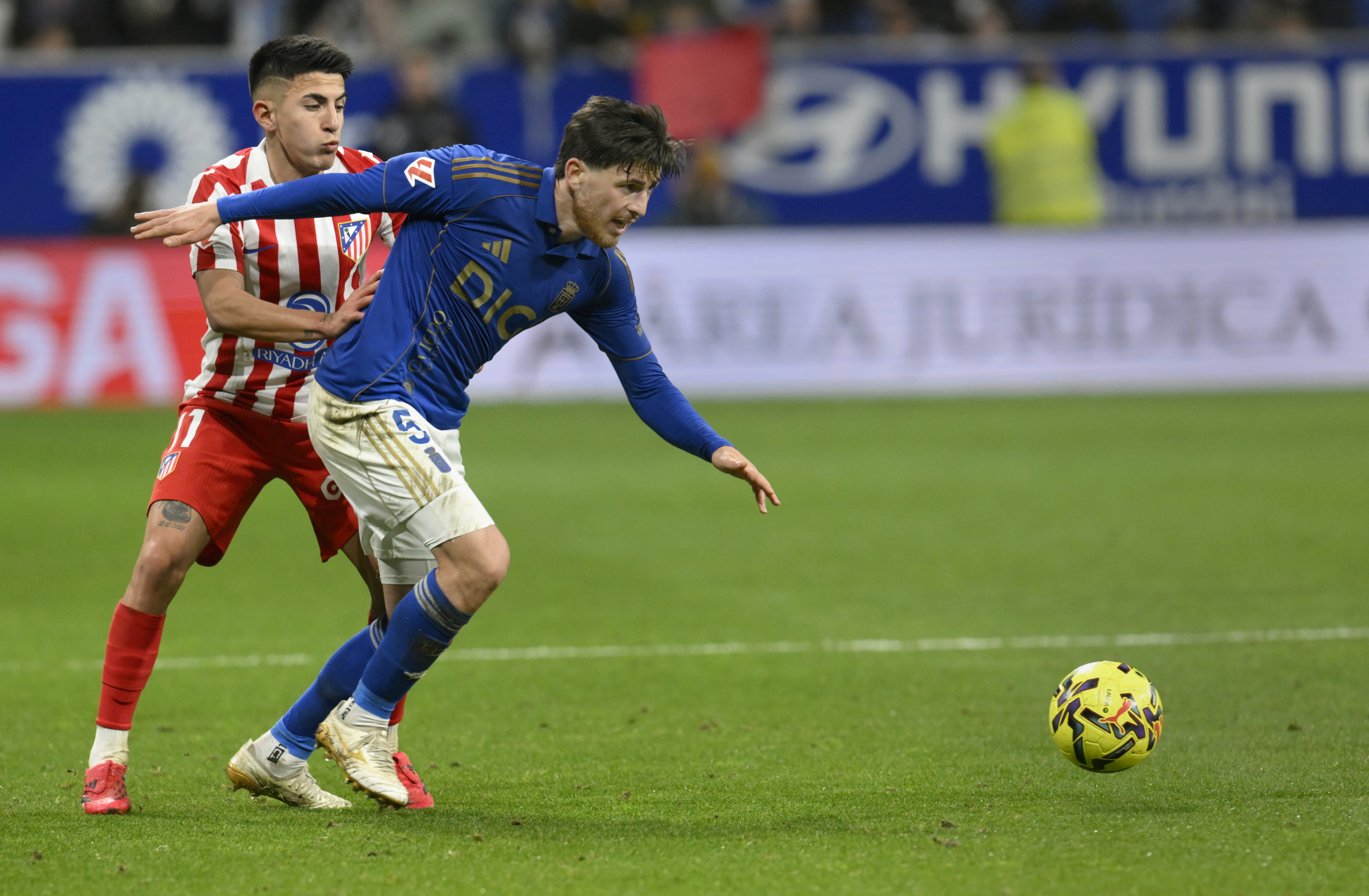 28/02/26 PARTIDO PRIMERA DIVISIOMN JORNADA 26
OVIEDO - ATLETICO DE MADRID 
ALBERTO REINA CON THIAGO ALMADA