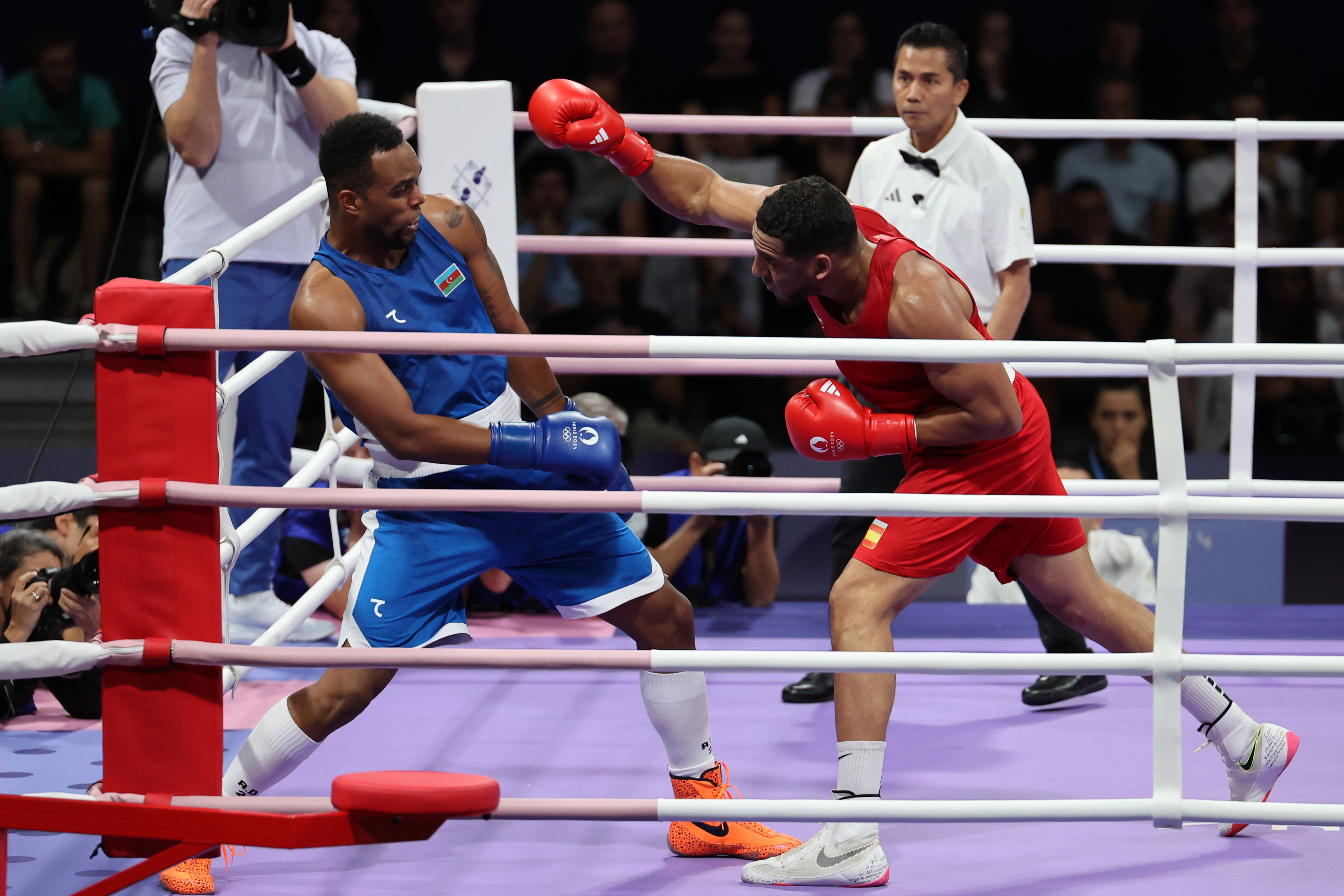 PARÍS, 04/08/2024.- El boxeador español Enmanuel Reyes Pla (rojo) se enfrenta al azerbaiyano Loren Berto Alfonso Domínguez (azul) durante su combate de semifinales de 92kg masculino de los Juegos Olímpicos de París 2024 este domingo en la capital gala. EFE/ Miguel Gutiérrez
