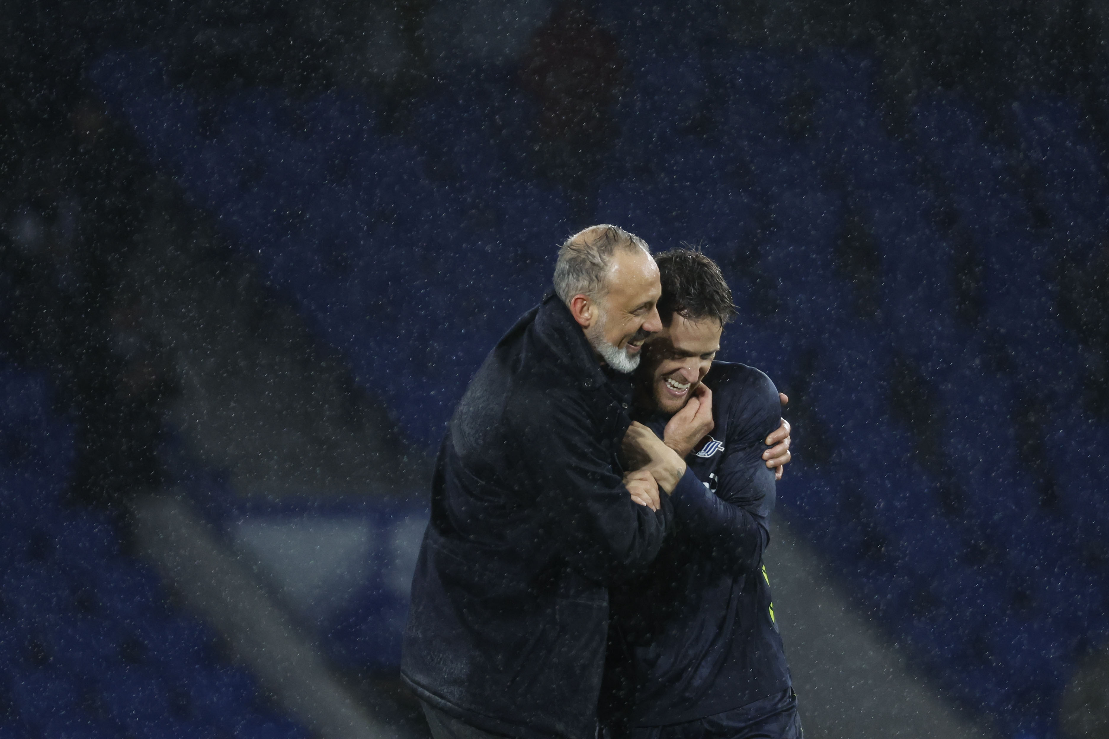 SAN SEBASTIÁN, 25/01/2026.- El guardameta de la Real Sociedad Alejandro Remiro (d) y su entrenador Pellegrino Matarazzo celebran la victoria al finalizar el partido de la jornada 21 de LaLiga disputado entre la Real Sociedad y el Celta de Vigo este domingo en el estadio de Anoeta, en San Sebastián. EFE/Javier Etxezarreta