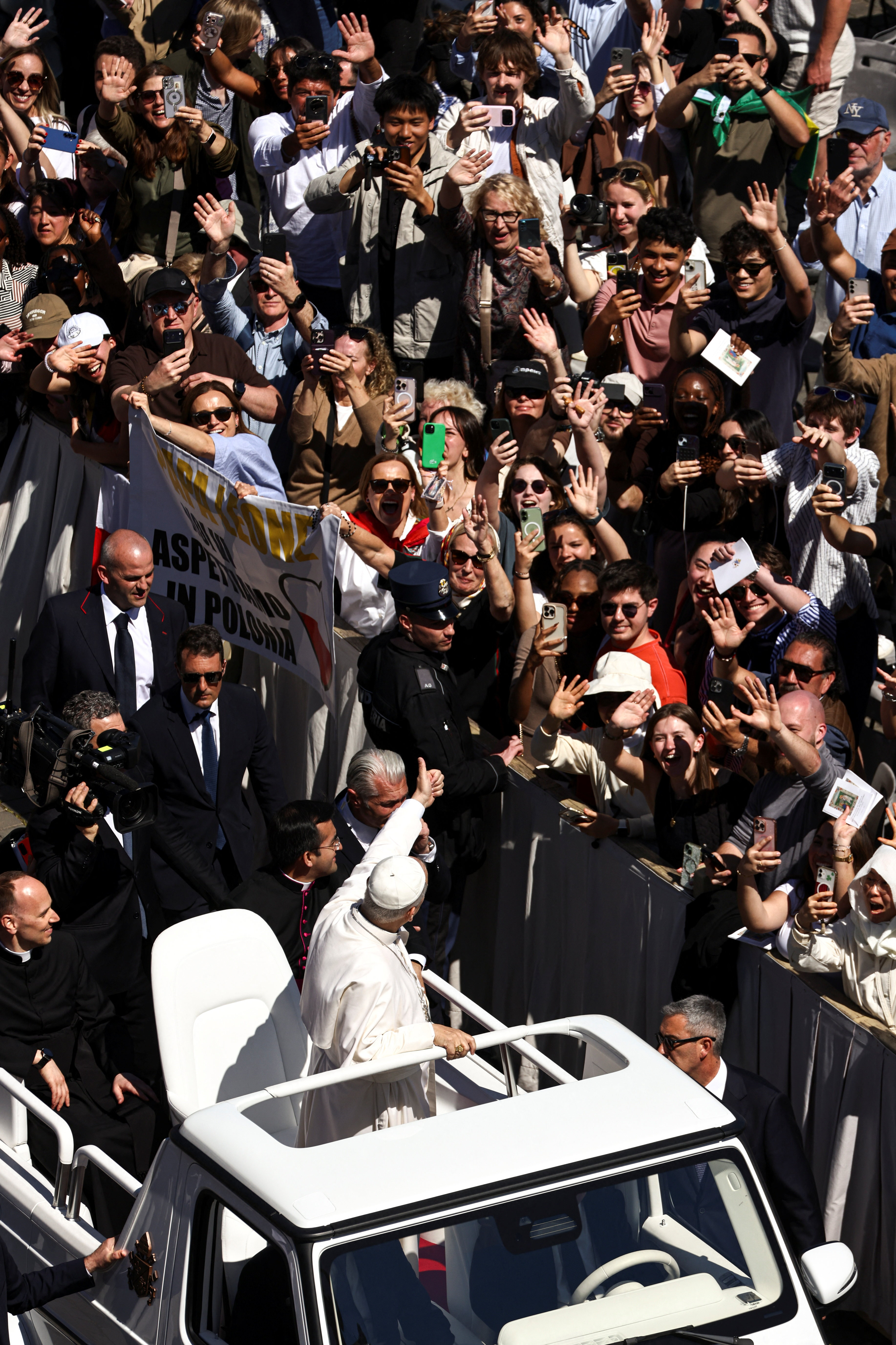 Pope Leo XIV greets the faithful from the popemobile after delivering his Urbi et Orbi (to the city and the world) message, in St. Peter's Square at the Vatican, April 5, 2026. REUTERS/Matteo Minnella