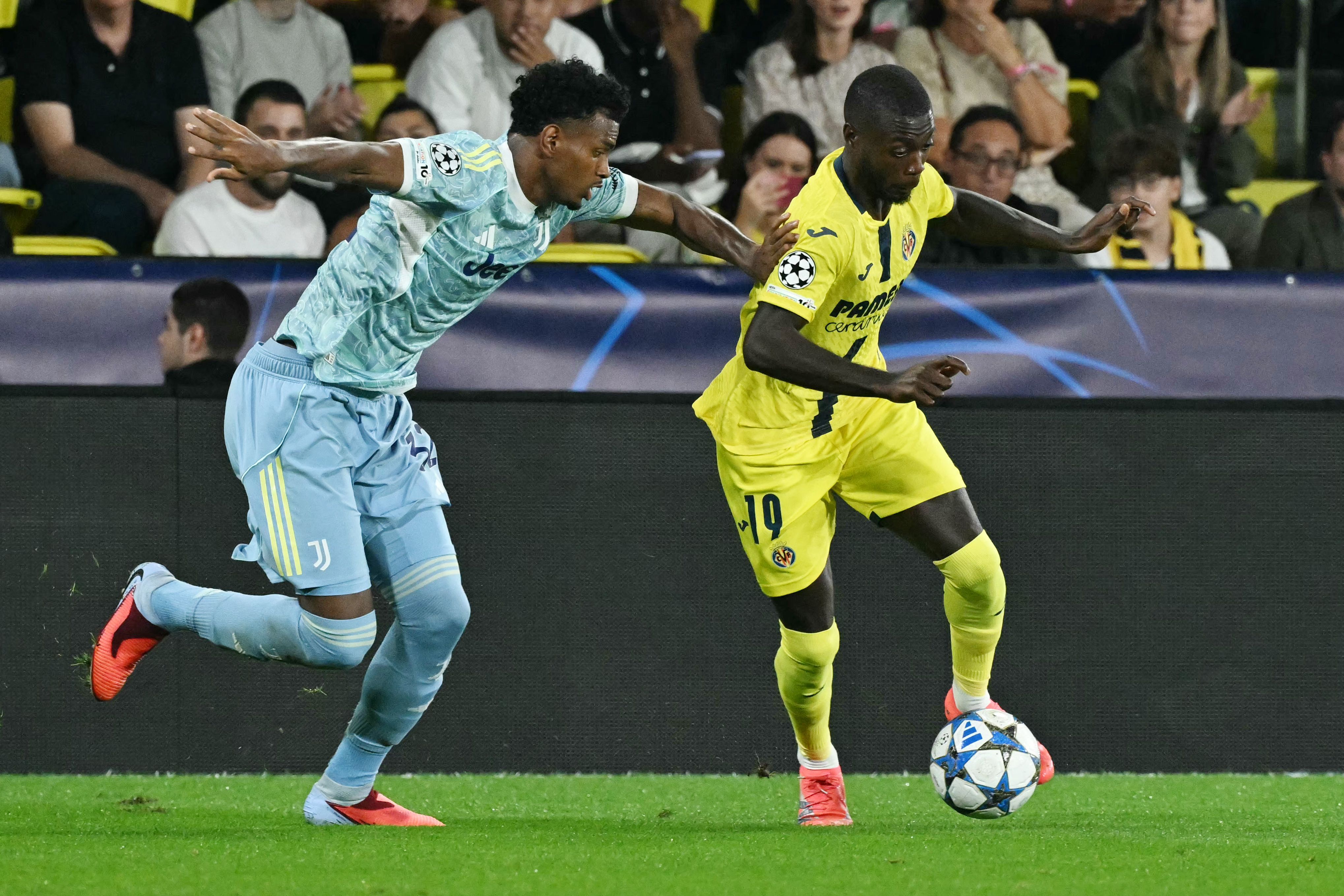 UEFA Champions League - Juventus vs Villarreal - 01/10/2025 - Jonathan David y Nicolas Pepe pelean por un balón