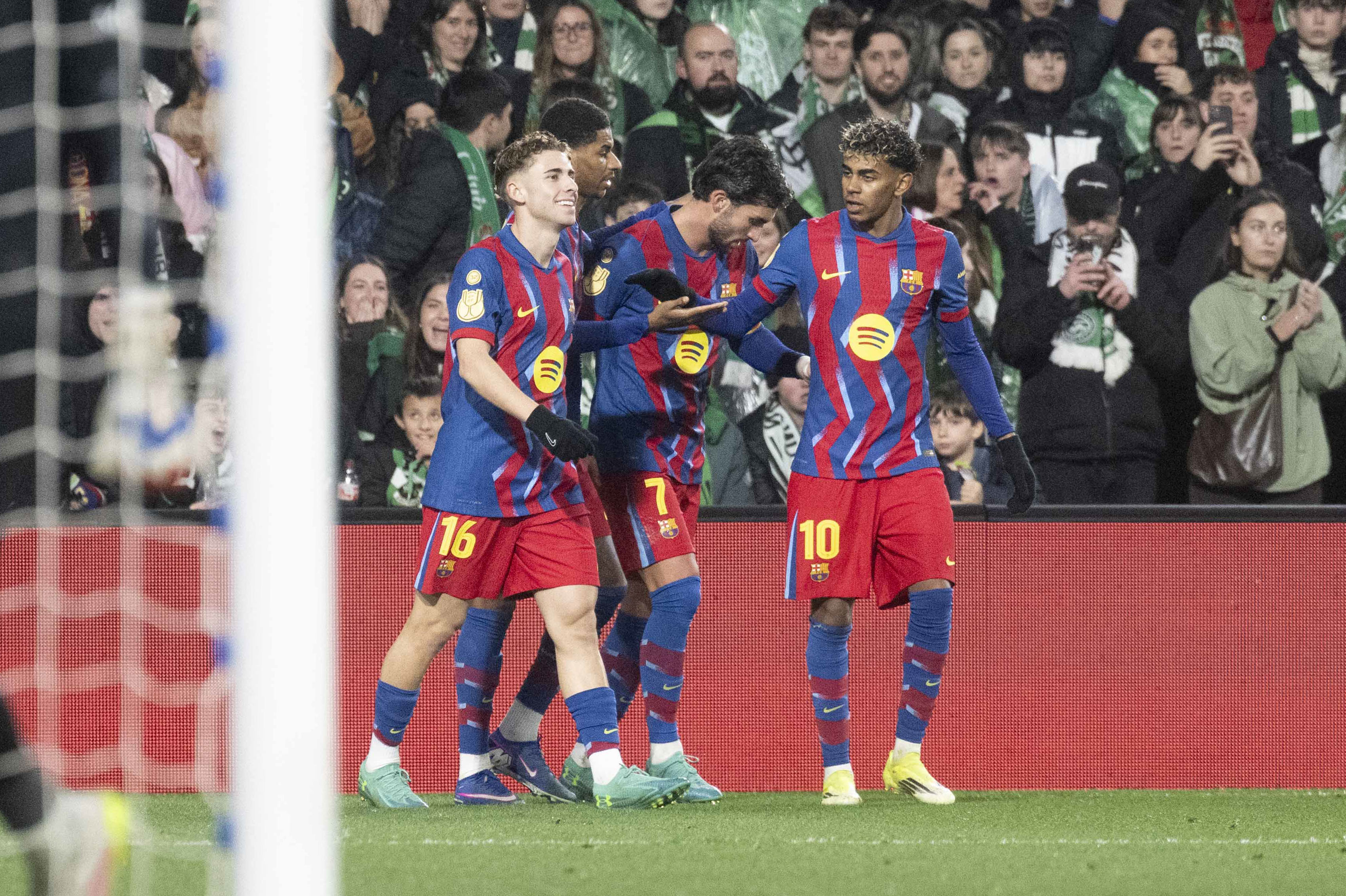 SANTANDER, 15/01/2026.- Los jugadores del Barcelona celebran el primer gol del equipo en el partido de octavos de final de Copa del Rey que Racing de Santander y FC Barcelona disputan este jueves en El Sardinero, en la capital cántabra. EFE/Pedro Puente Hoyos
