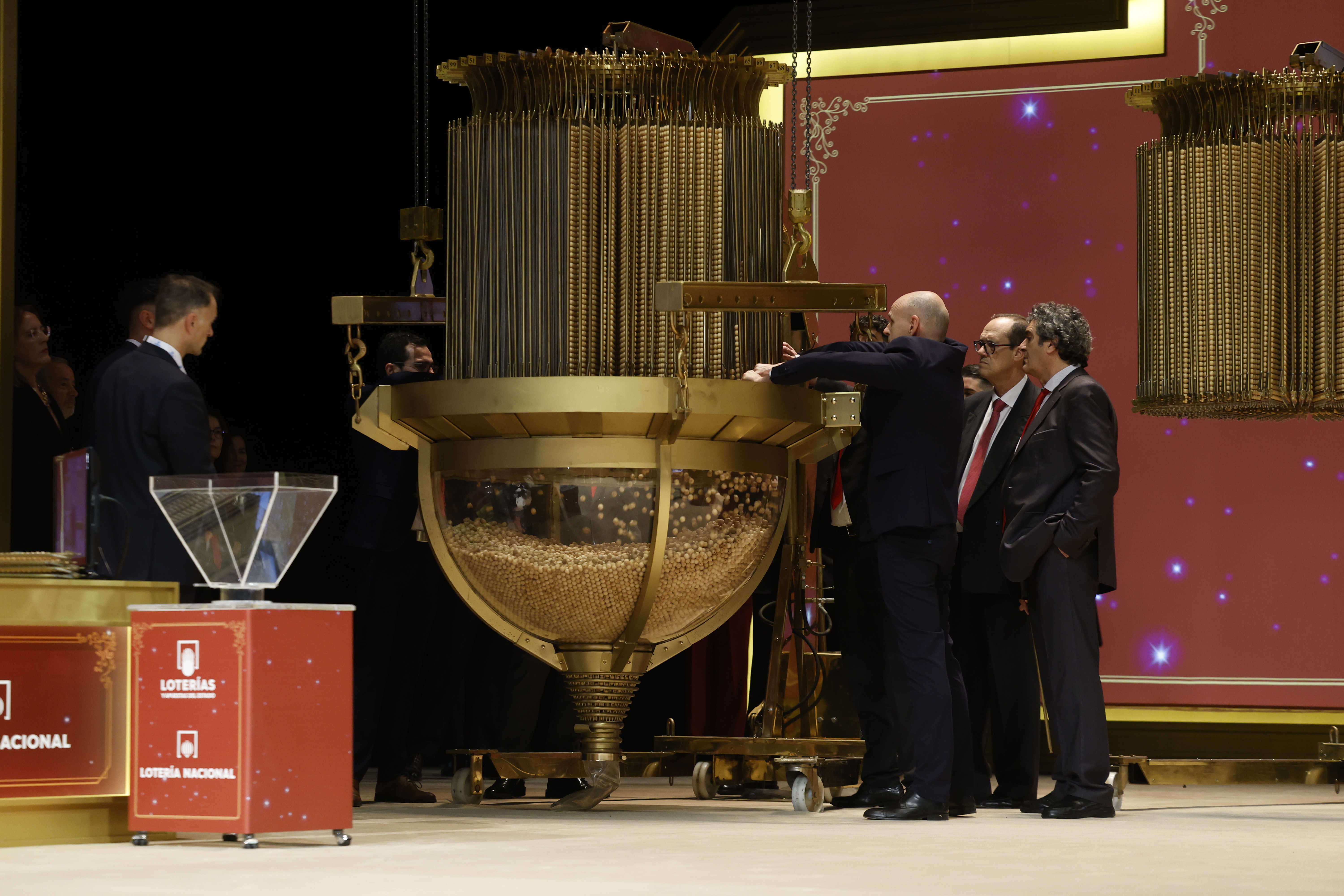 Preparación del bombo para el inicio del sorteo de la Lotería de Navidad 2025.