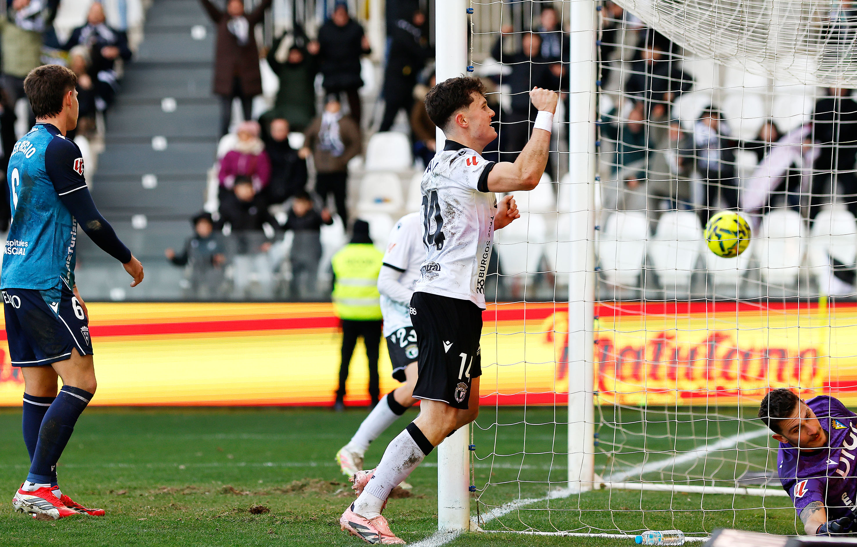 Partido entre BURGOS CF - CÁDIZ CF en el estadio EL PLANTÍO.Partido de Liga HyperMotionGol de David Gonzalez