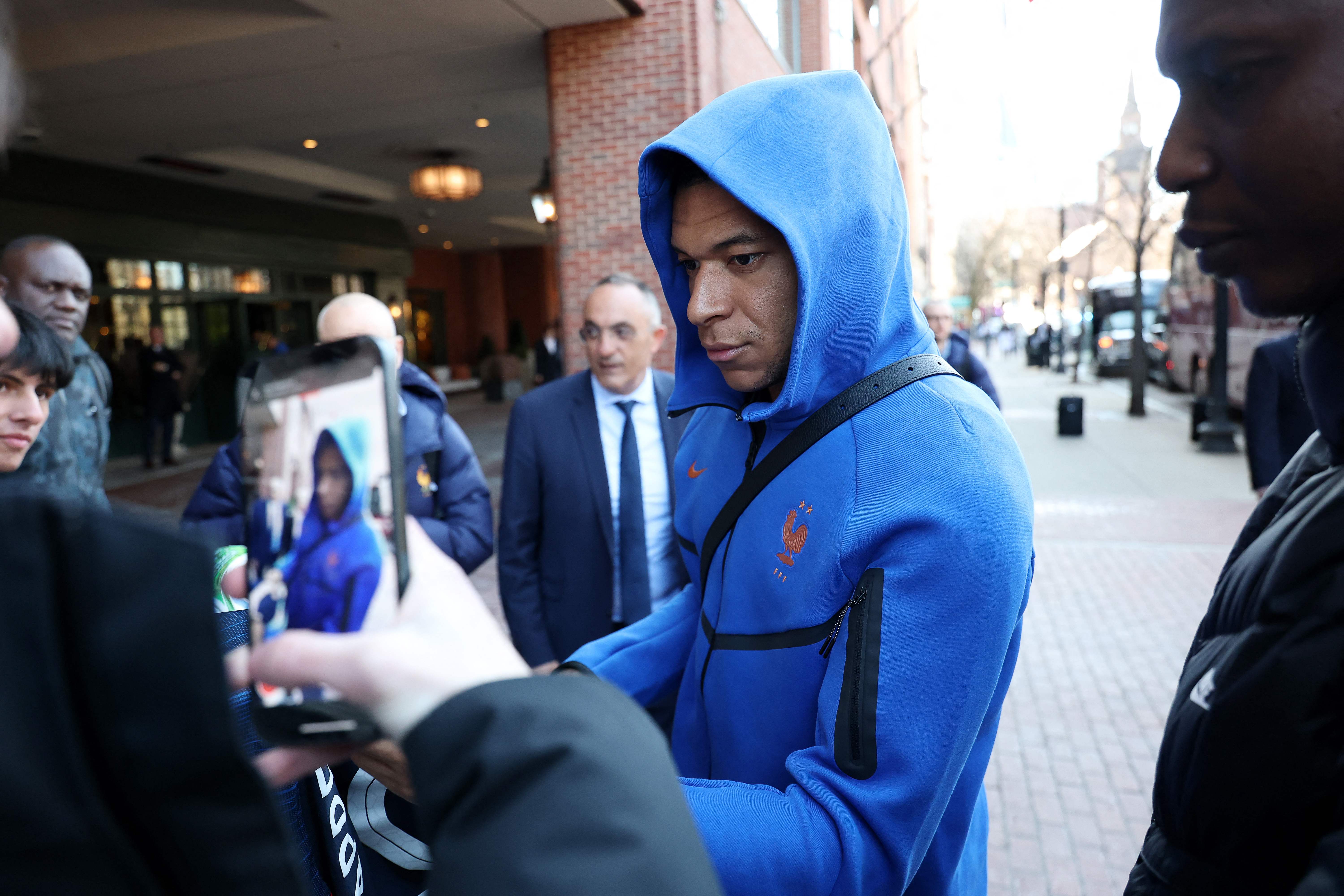 Kylian Mbappé llega al hotel Four Seasons de Boston para disputar el amistoso frente a la selección brasileña.