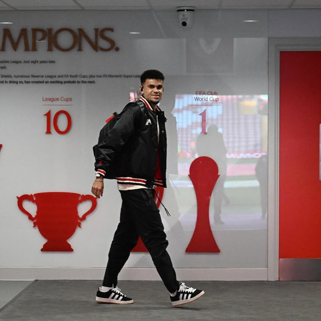 Luis Díaz regresa a Inglaterra para definir su futuro en Liverpool