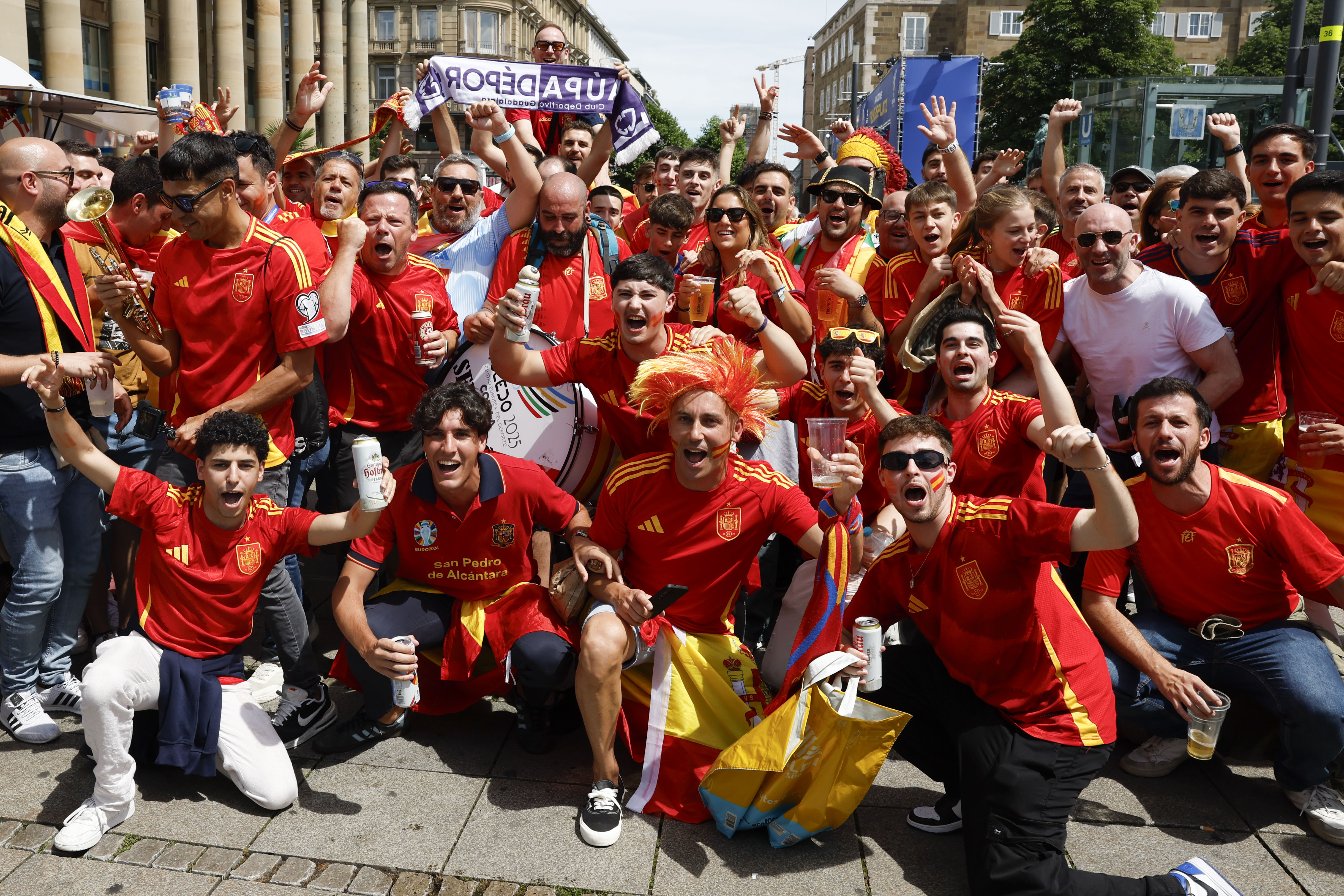 STUTTGART (ALEMANIA), 05/07/2024.-Aficionados de la selección española de fútbol, este viernes en la ciudad alemana de Stuttgart, donde esta tarde el equipo español se enfrentará a la selección de Alemania.-EFE/ J.J. Guillén
