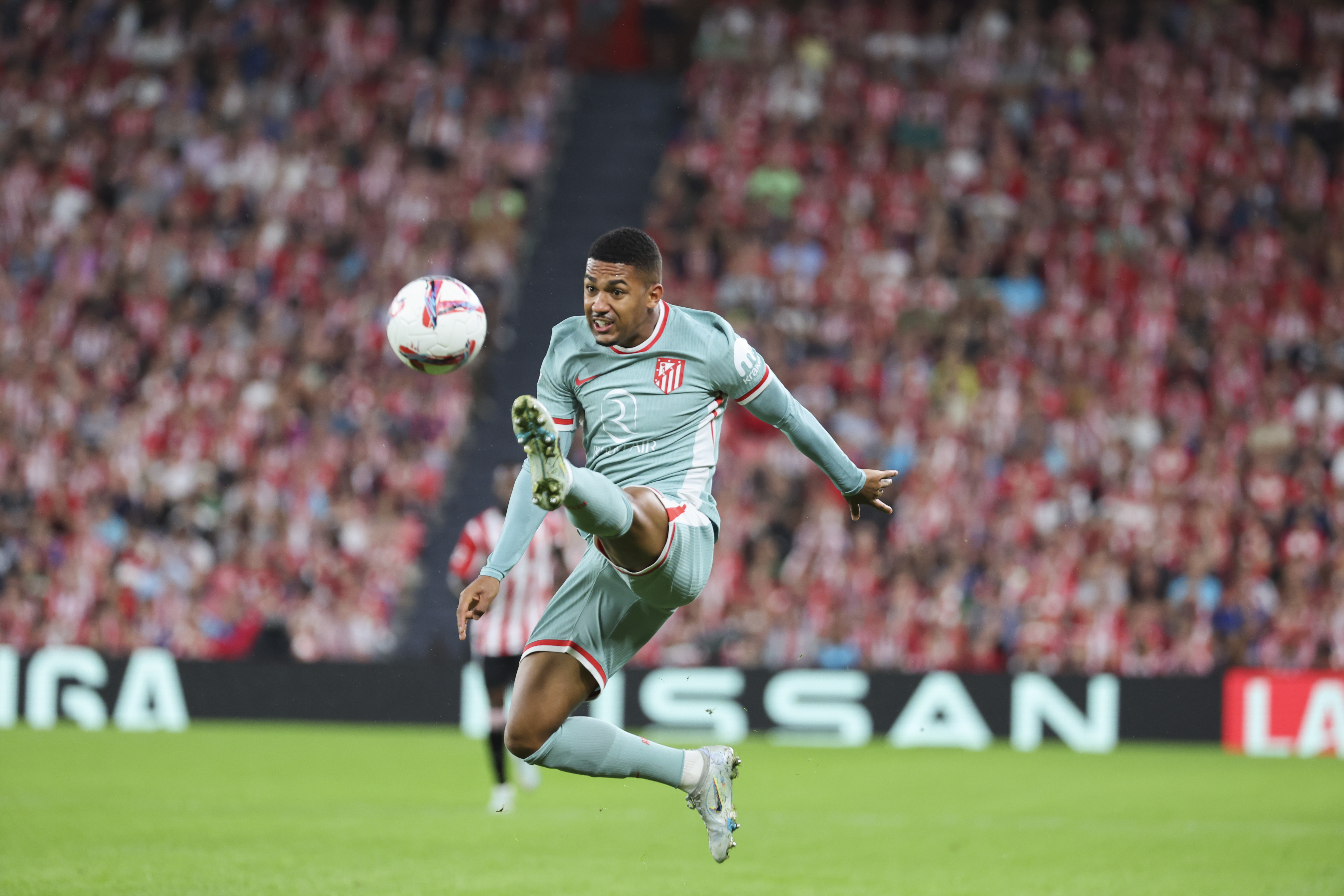 BILBAO, 31/08/2024.- El defensa brasileño del Atlético de Madrid Samu Lino durante el partido de la cuarta jornada de LaLiga que Athletic de Bilbao y Atlético de Madrid disputan este sábado en San Mamés. EFE/LUIS TEJIDO
