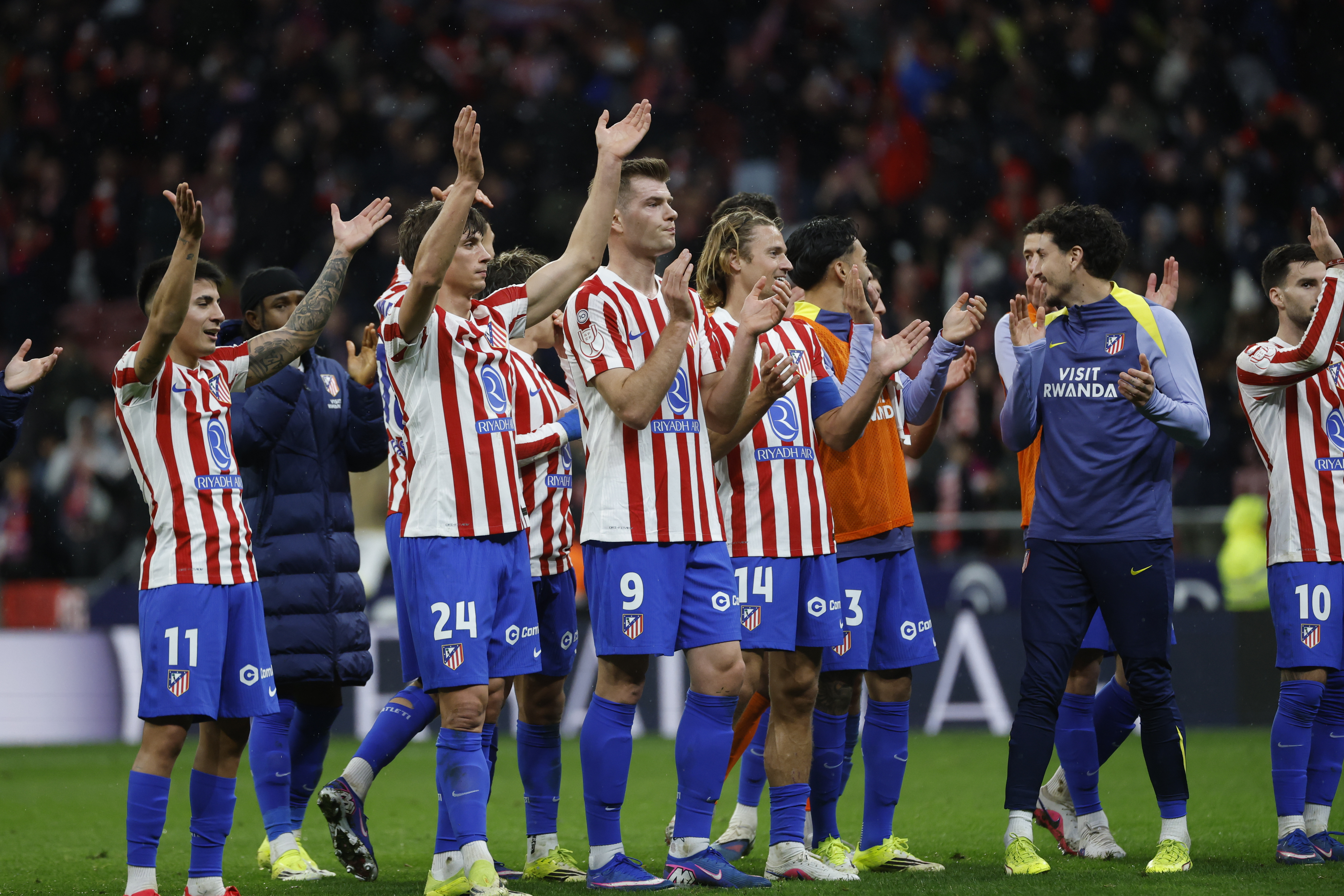 MADRID, 12/02/2026.- Los jugadores del Atlético de Madrid celebran la victoria por 4-0 al final del partido de ida de la semifinales de la Copa del Rey que Atlético de Madrid y FC Barcelona disputan este jueves en el estadio Metropolitano, en Madrid. EFE/Juanjo Martín
