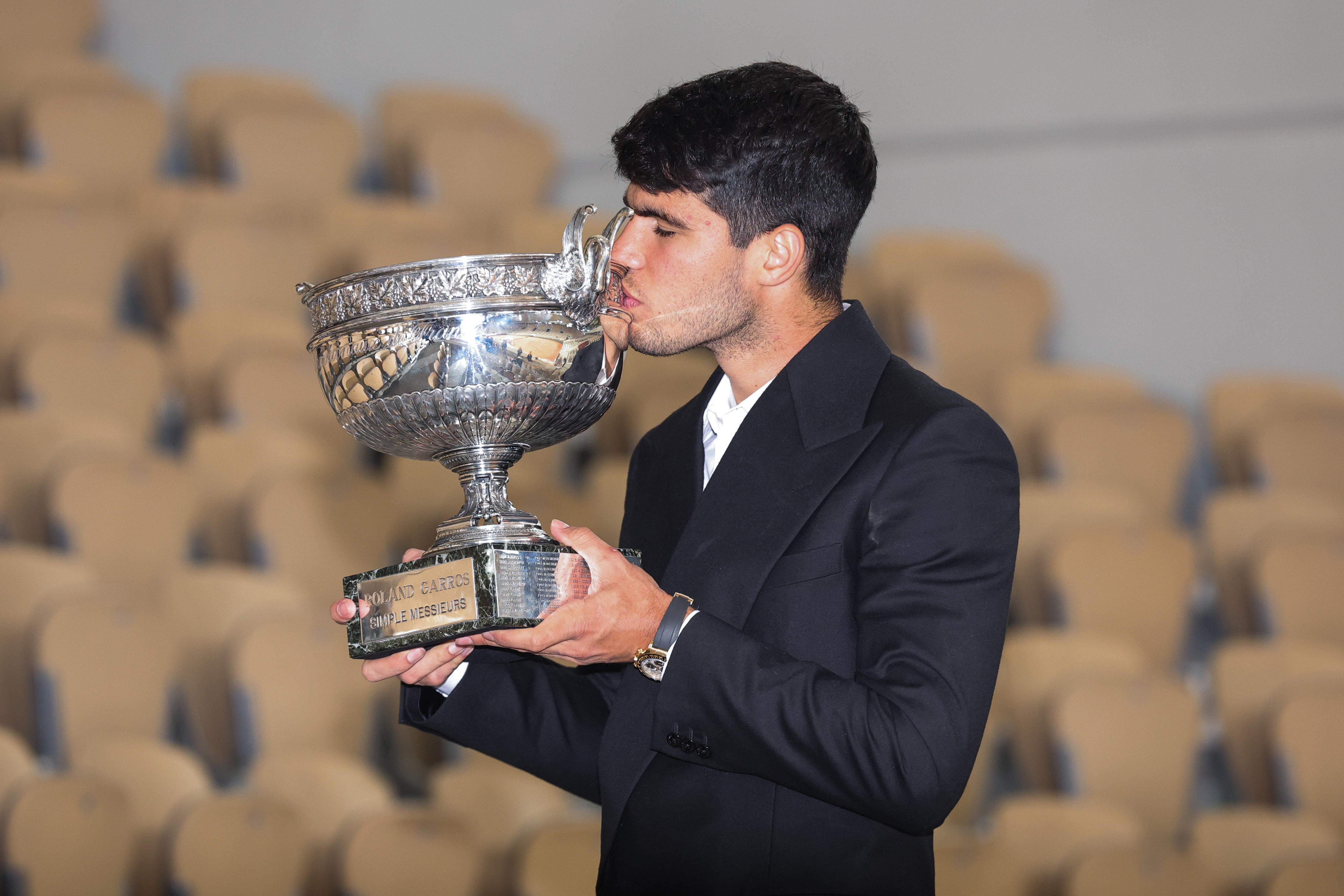 Paris (France), 10/06/2024.- Carlos Alcaraz of Spain poses with the Coupe des Mousquetaires trophy for winning the Men's Singles final match in the French Open Grand Slam tennis tournament at Roland Garros, in Paris, France, 10 June 2024. (Tenis, Abierto, Francia, España) EFE/EPA/Teresa Suarez
